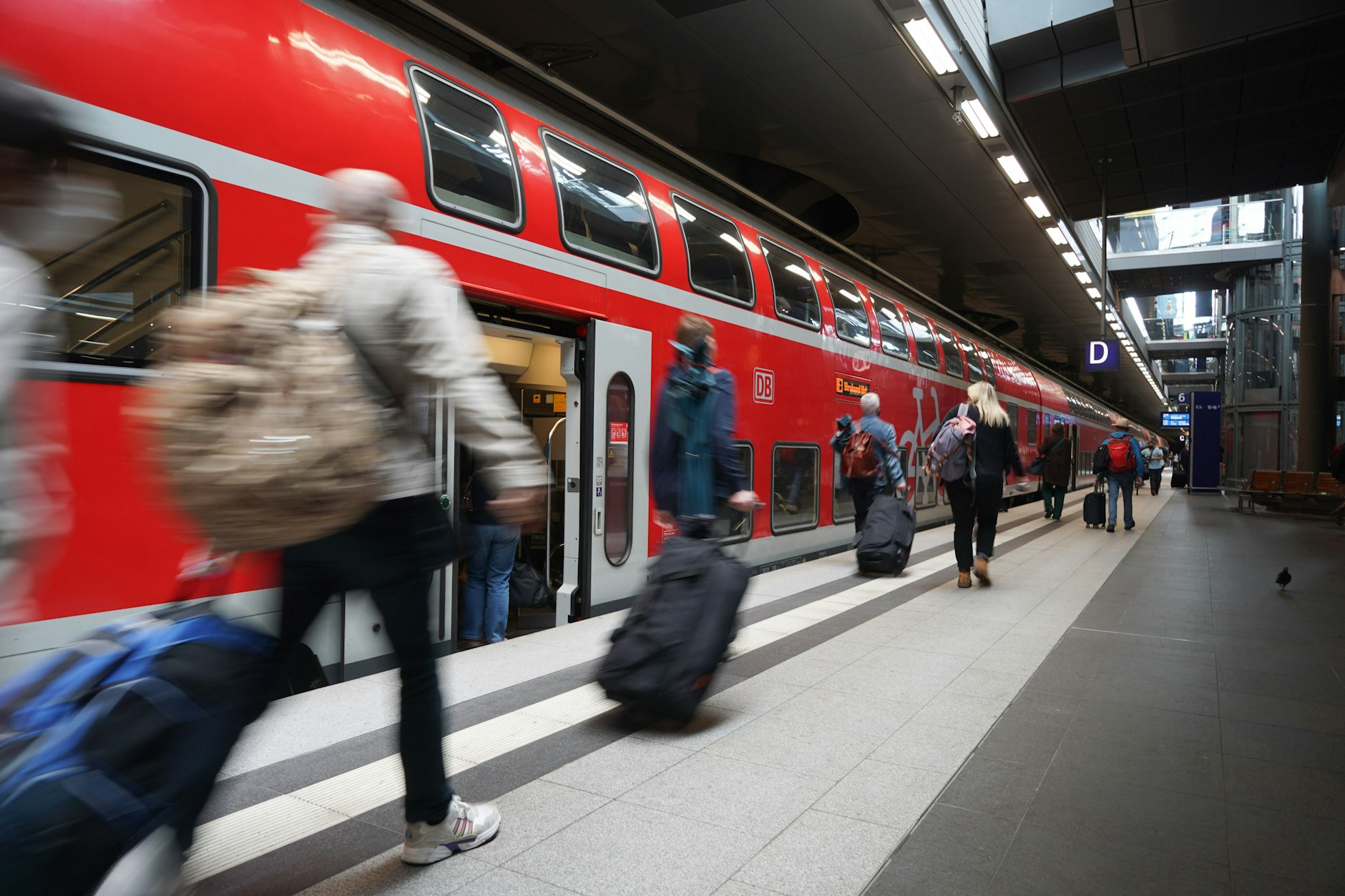 Einsteigen, bitte! Ein Regionalexpresszug im Hauptbahnhof. Mit dem 29-Euro-Aboticket darf man in Berlin auch solche Züge nutzen. Doch das Deutschlandticket für 49 Euro gilt bundesweit.