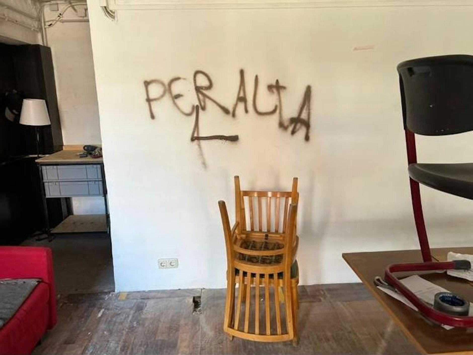 Ausstellungsraum des palästinensischen Kollektivs „The Question of Funding“ nach dem Vandalismus-Fall vom Wochenende. „Paralta“ steht vermutlich für den Nachnamen einer spanischen Neonazi-Aktivistin.