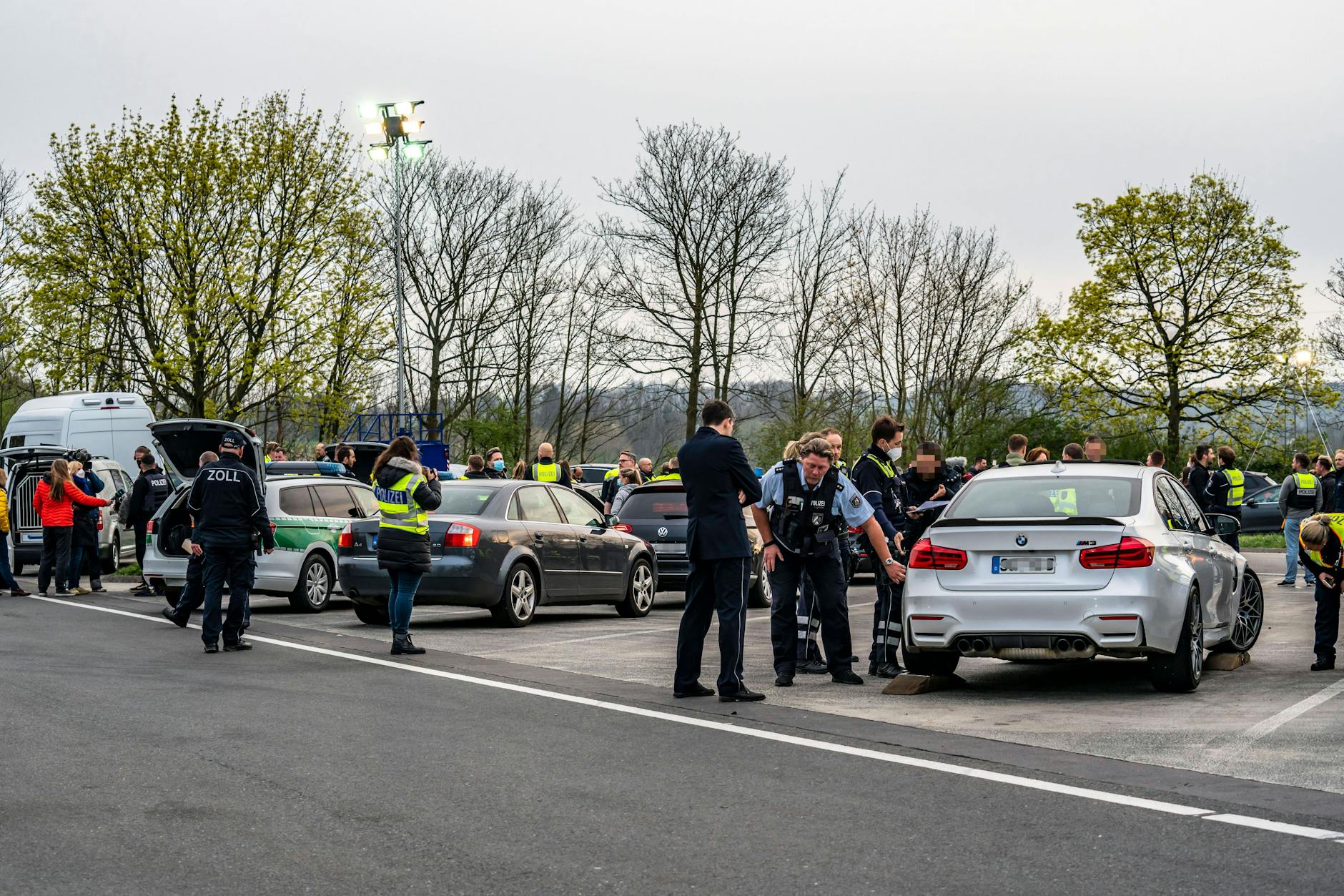 Kontrolle gegen Autodiebstahl auf der Autobahn: Kfz-Diebstahl hat nach Corona in Berlin und dem gesamten Bundesgebiet wieder Hochkonjunktur.