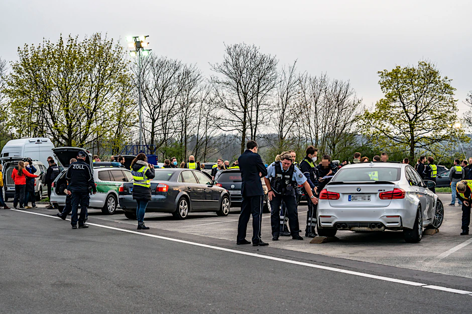Kontrolle gegen Autodiebstahl auf der Autobahn: Kfz-Diebstahl hat nach Corona in Berlin und dem gesamten Bundesgebiet wieder Hochkonjunktur.