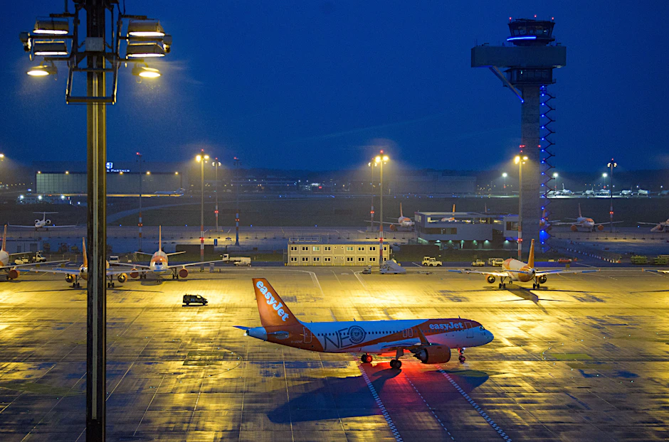 Startklar für den Flug nach London: Ein A320neo von Easyjet steht auf dem Flughafen BER.