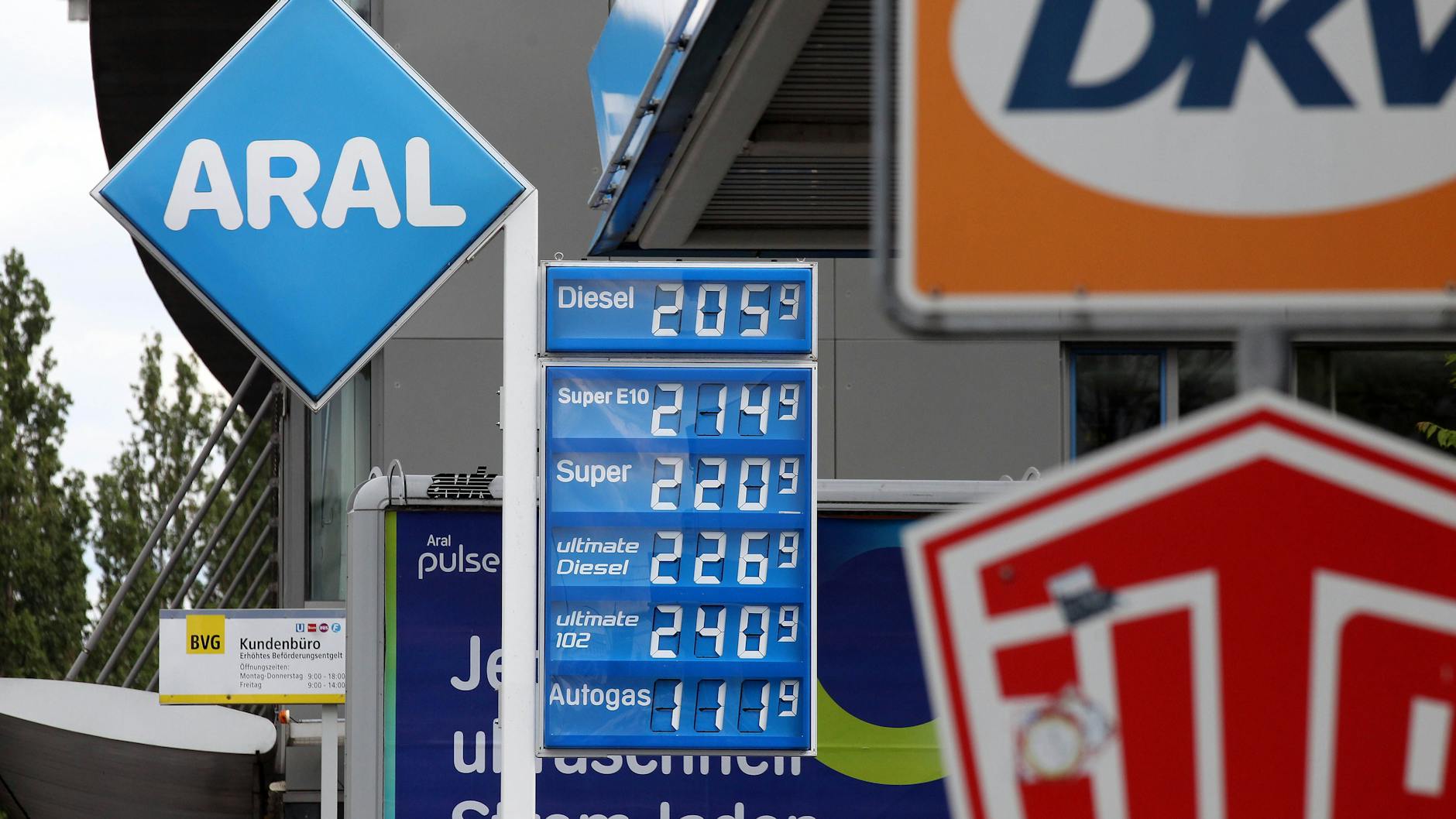 Eine Aral-Tankstelle in Berlin, Spritpreise für Benzin, Diesel und Autogas. Stand um 14.49 Uhr, den 31. Mai 2022.