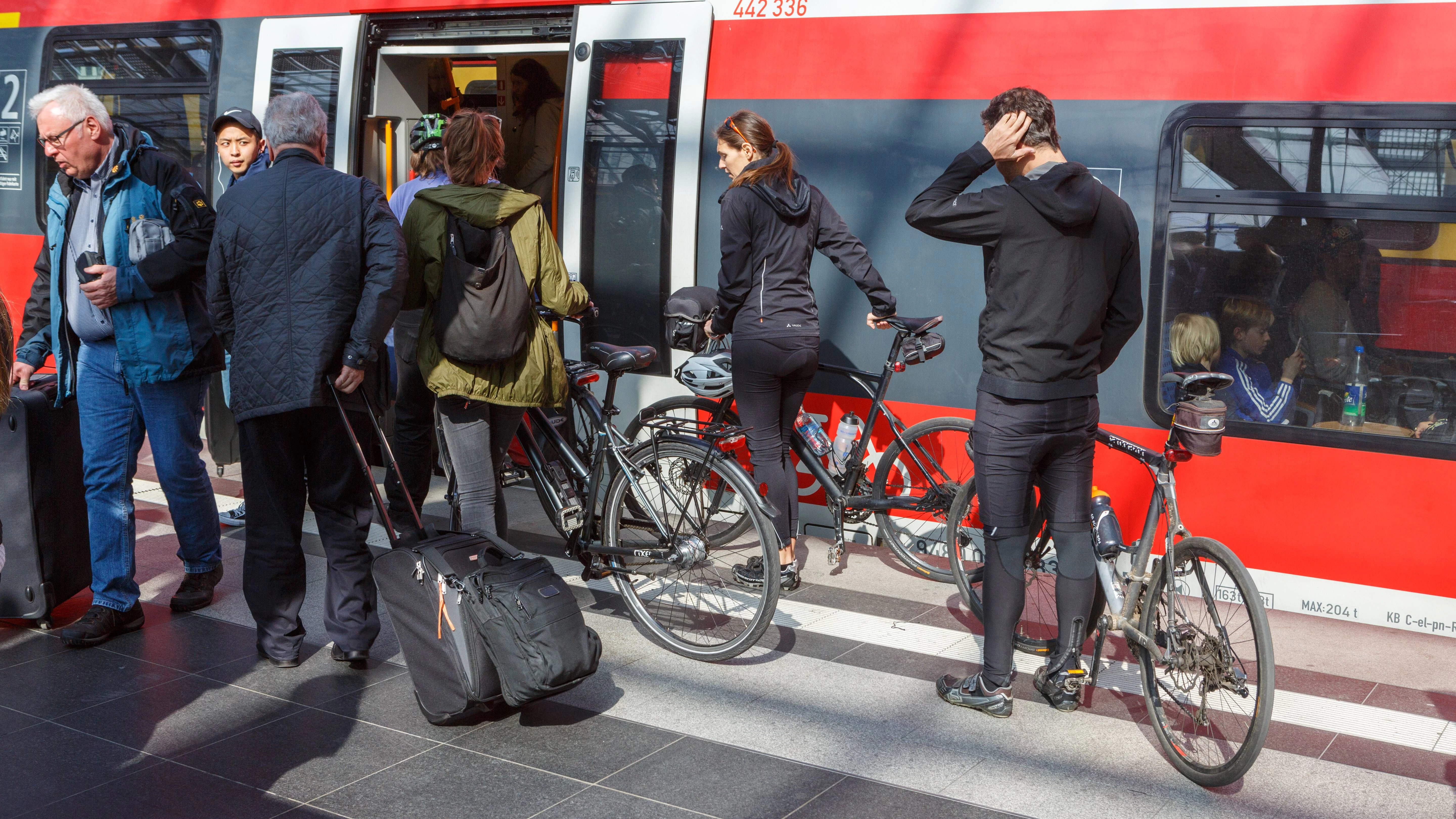 Andrang vor einem Regionalzug im Berliner Hauptbahnhof. Auch in Berlin und Brandenburg werden weiterhin Räder befördert.