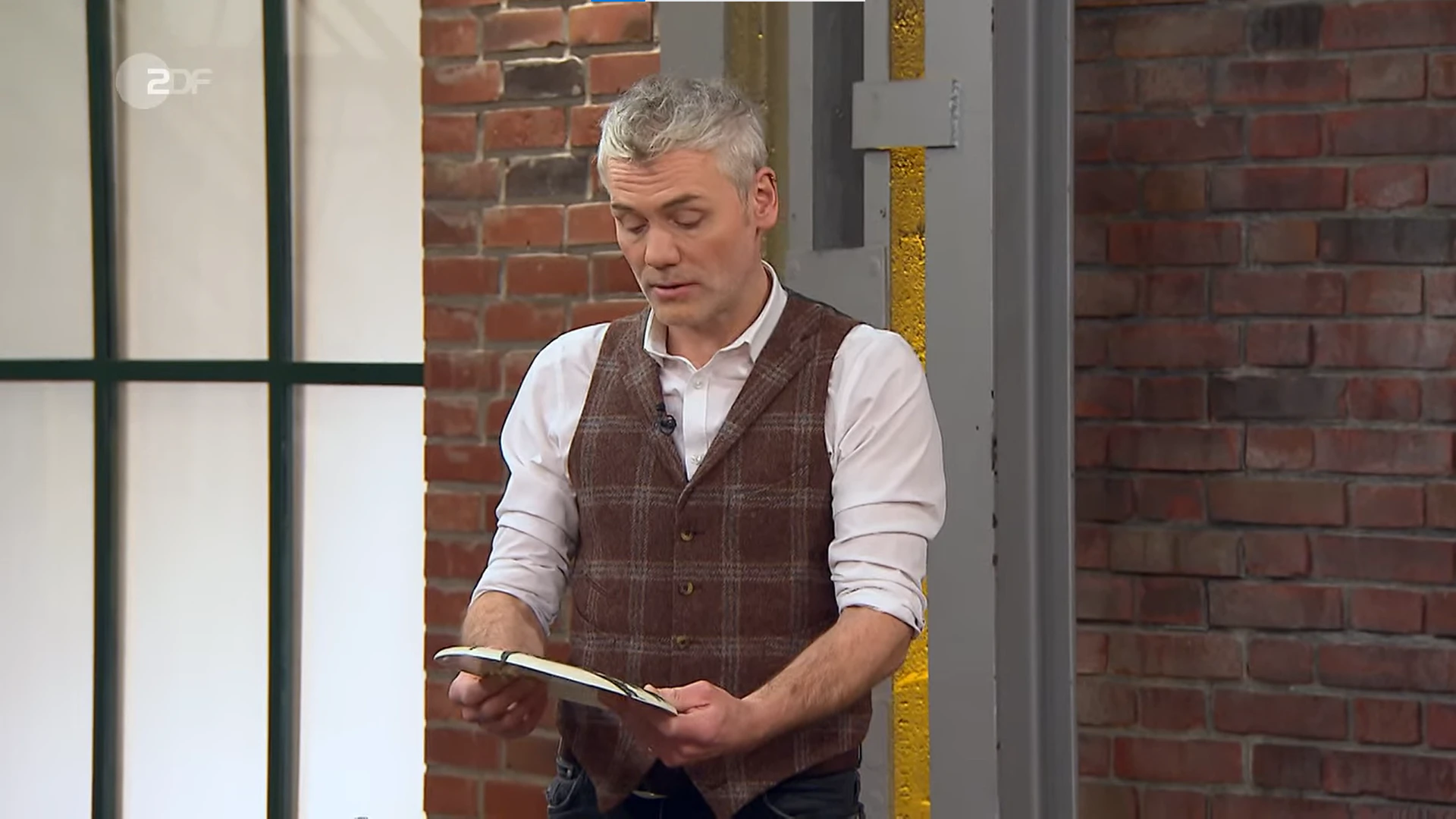 Julian zeigt sich sofort beeindruckt, als er den Teller in die Hand nimmt