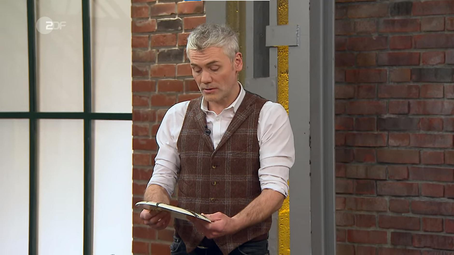 Julian zeigt sich sofort beeindruckt, als er den Teller in die Hand nimmt