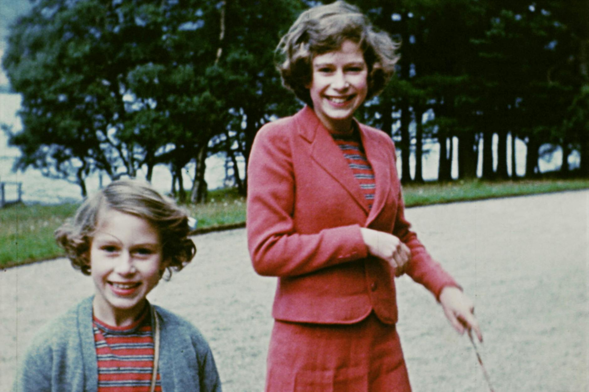 Menschlich, nahbar, privat: Die damalige Prinzessin Elizabeth (rechts) mit ihrer Schwester Margaret im Jahre 1939.