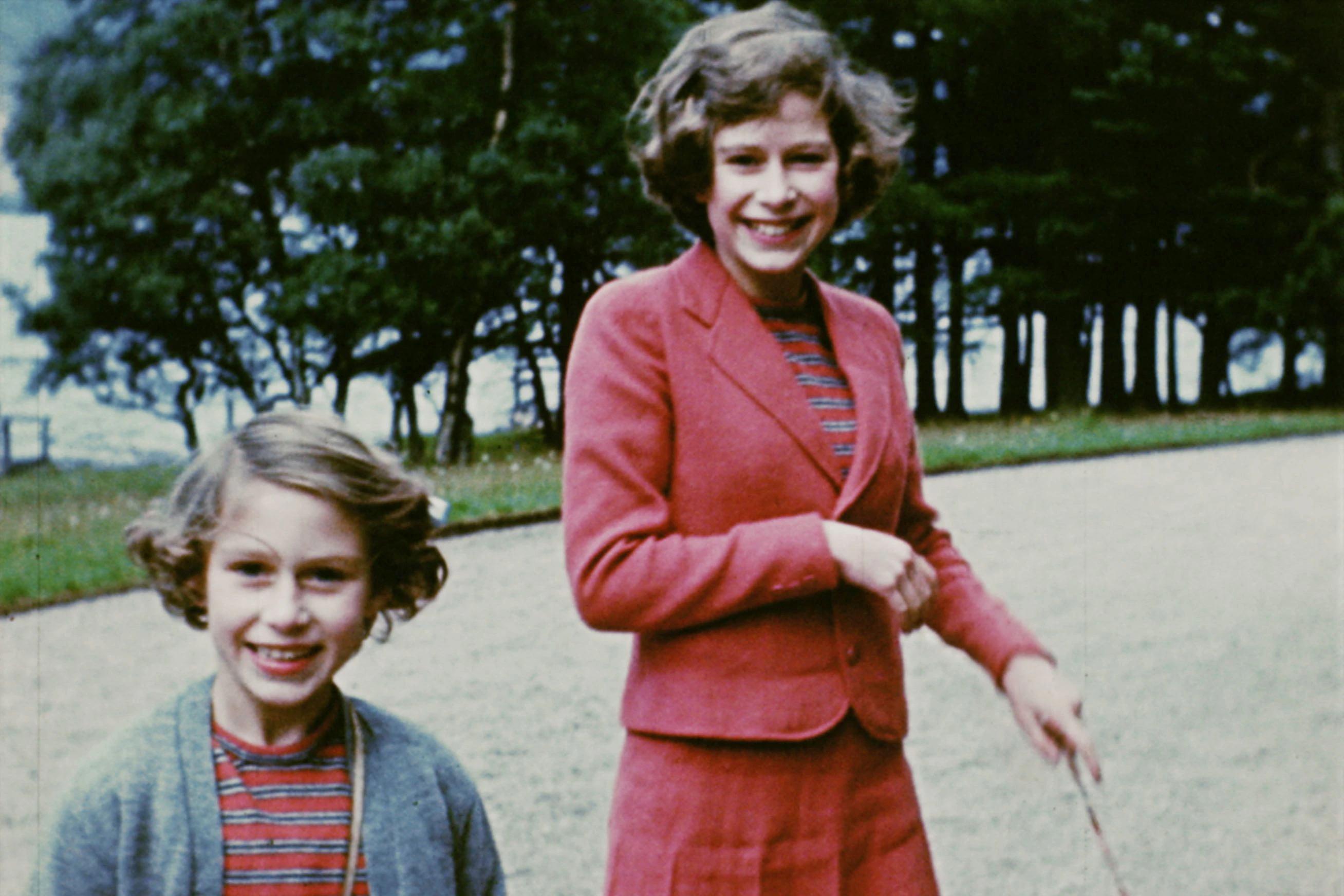 Szene aus der BBC-Doku „Elizabeth: The Unseen Queen“: Prinzessin Elizabeth (re.) und Prinzessin Margaret.