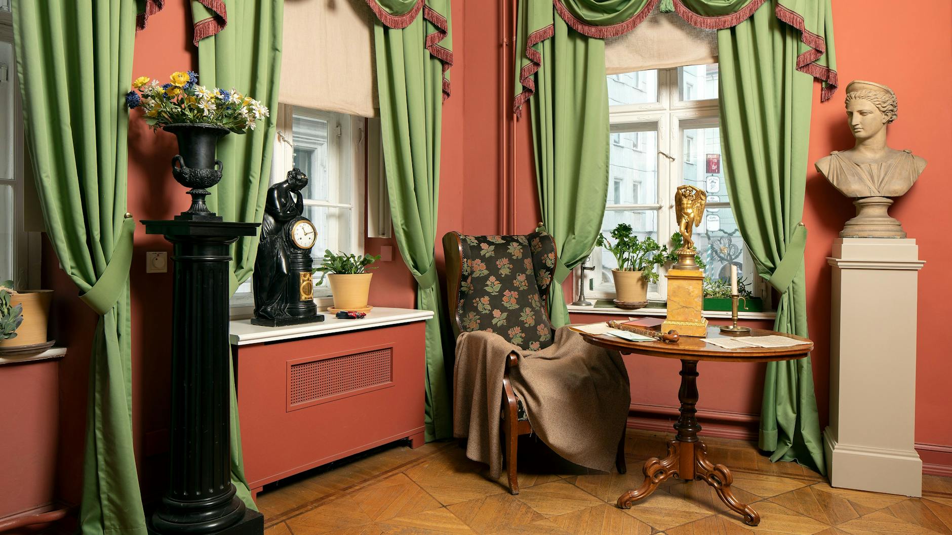 Hauptsache gemütlich: die Leseecke in der Bibliothek des wiedereröffneten Knoblauchhauses.