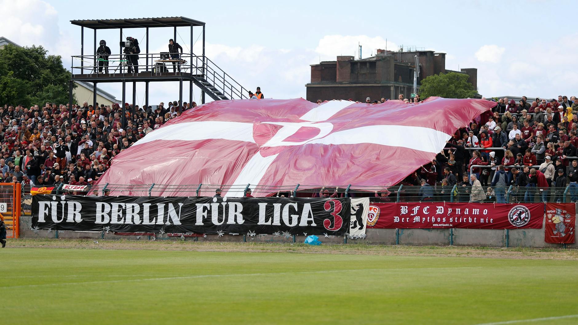 Die Fans des BFC Dynamo haben auf dem Weg in die Dritte Liga nicht nur stimmungstechnisch alles gegeben, sondern den Verein auch finanziell unterstützt.