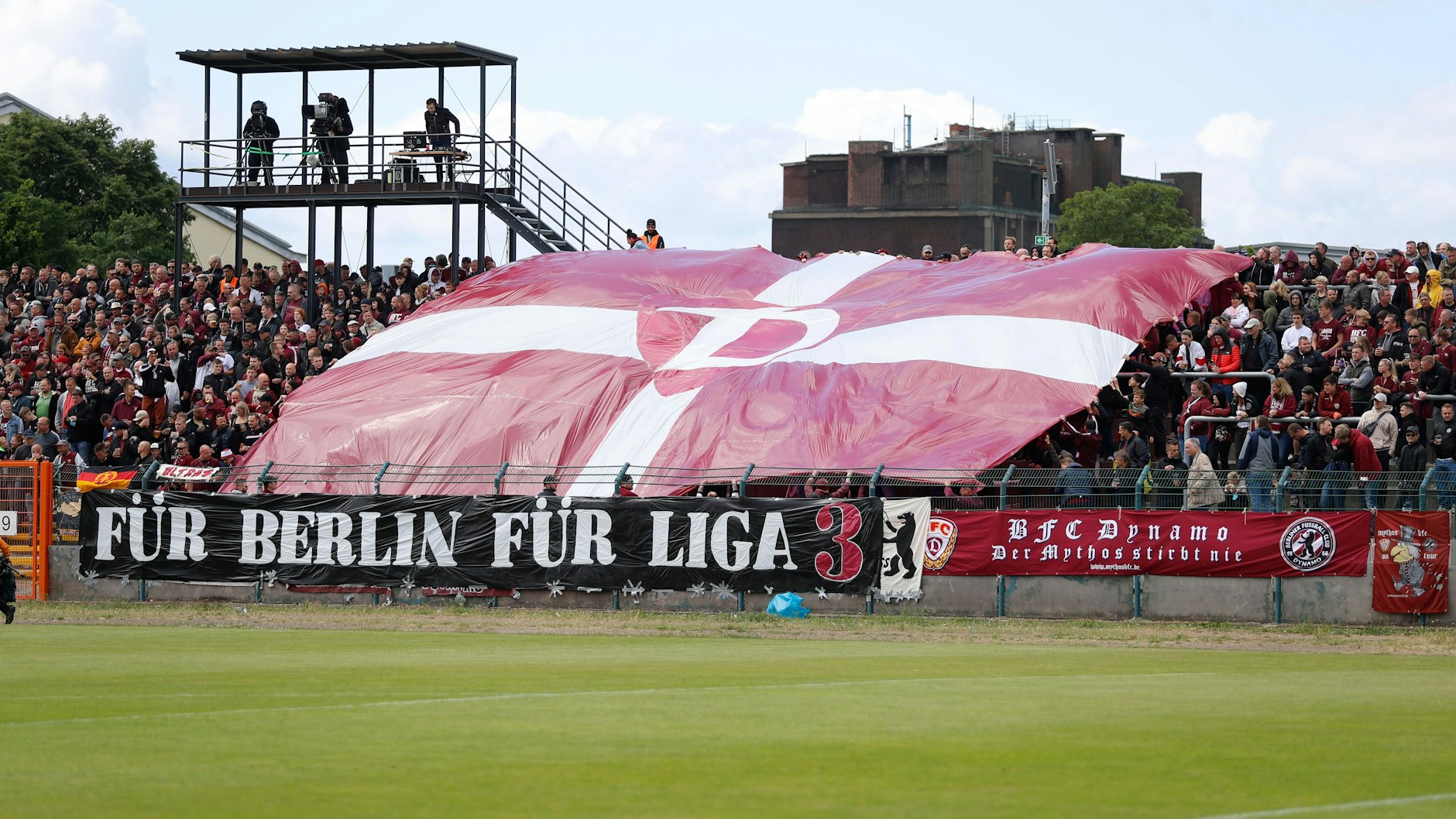 Die Fans des BFC Dynamo haben auf dem Weg in die Dritte Liga nicht nur stimmungstechnisch alles gegeben, sondern den Verein auch finanziell unterstützt.