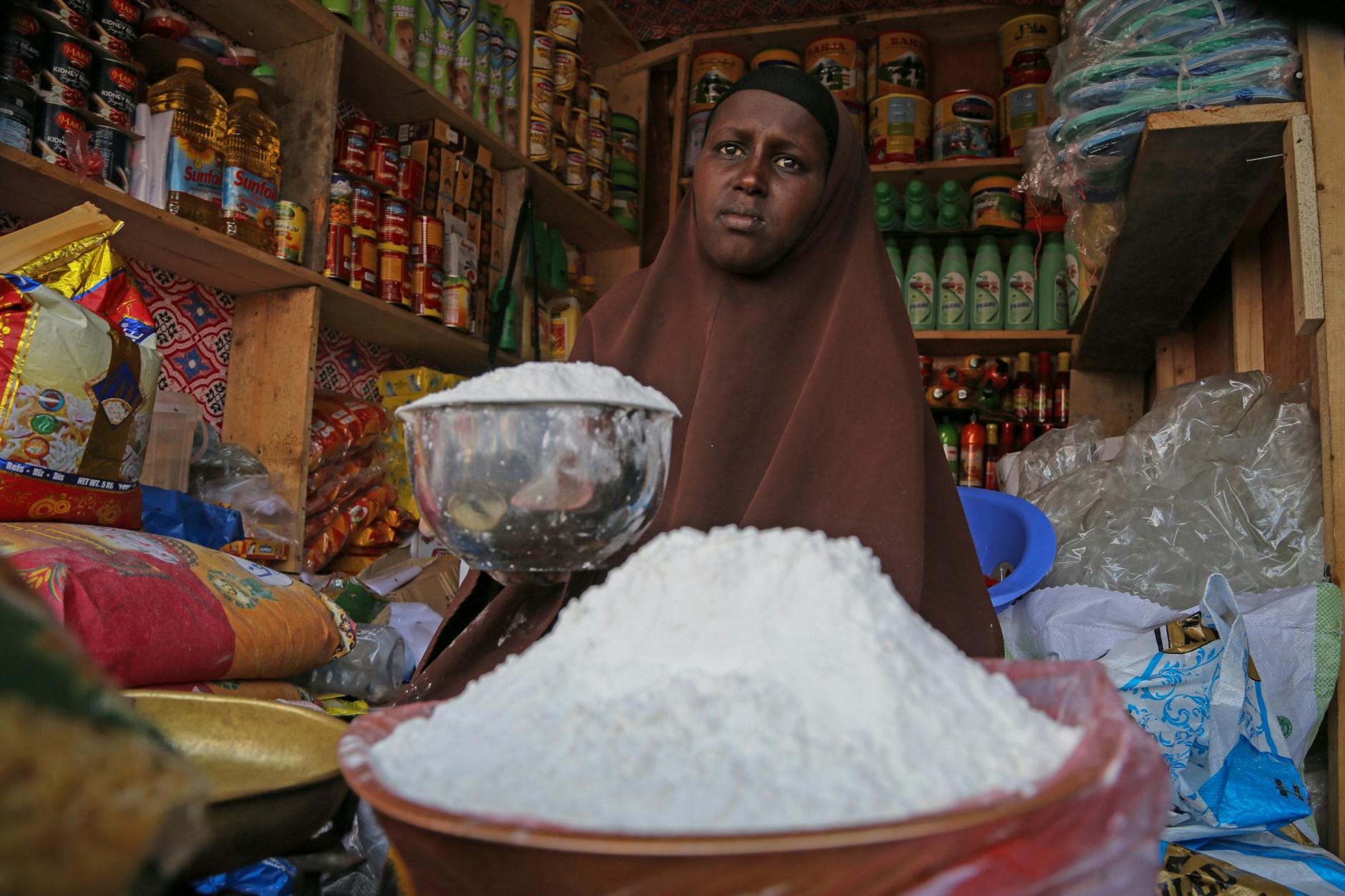 Eine Händlerin verkauft in Mogadischu Weizenmehl, das drastisch teurer geworden ist.