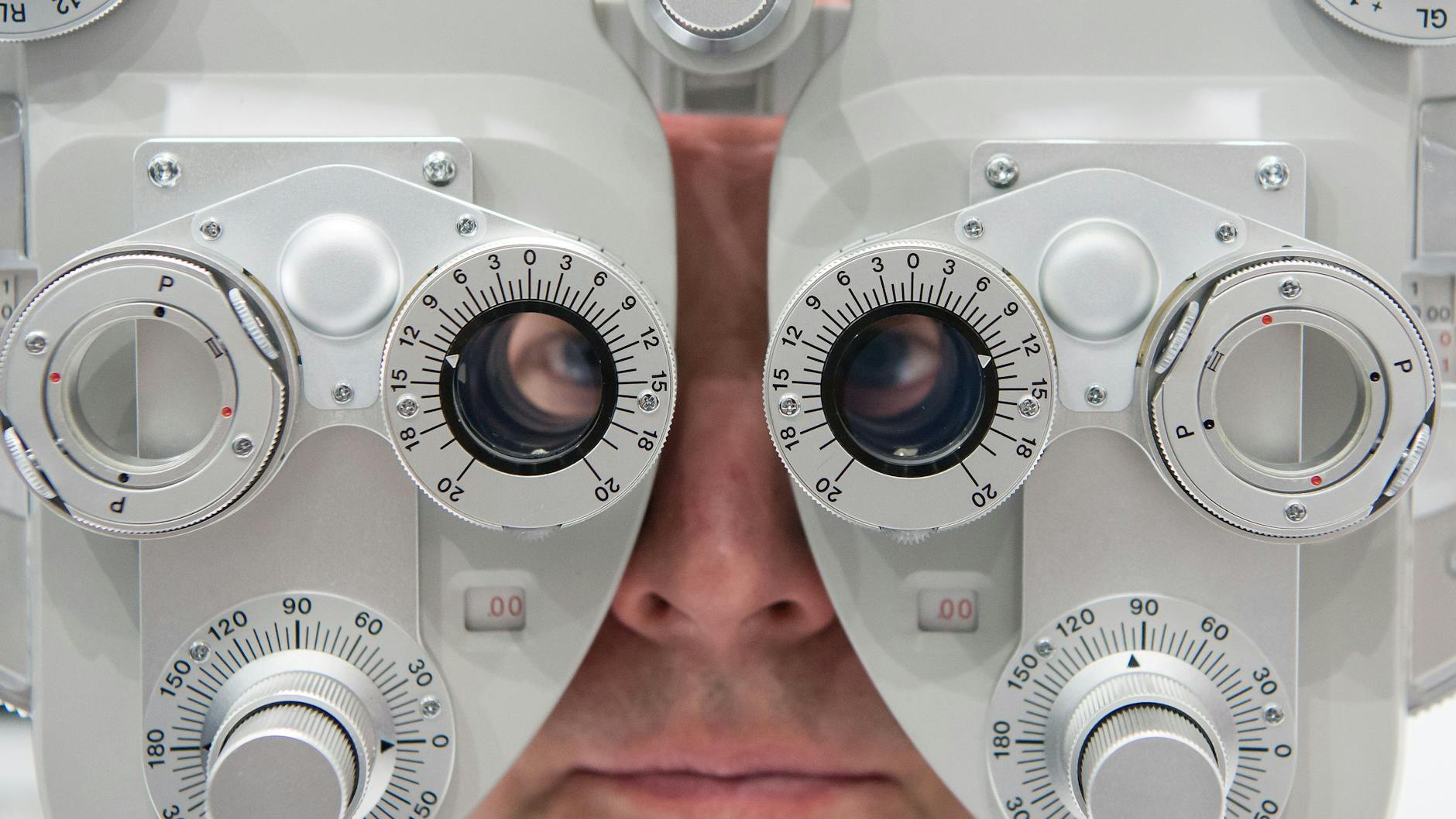 Ein Mann beim Sehtest. Ein Besuch beim Augenarzt kann manchmal Wunder wirken.