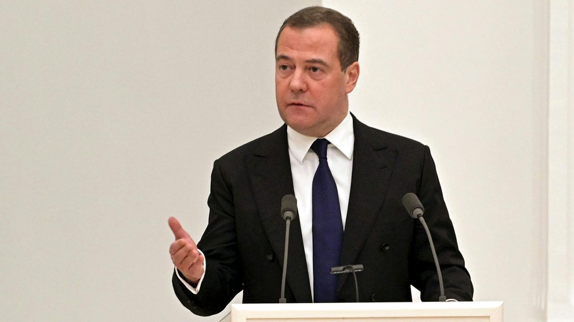 Dmitri Medwedew, Vorsitzender der Partei Einiges Russland und stellvertretender Leiter des Sicherheitsrates, spricht bei einer Sitzung des Sicherheitsrates im Kreml.