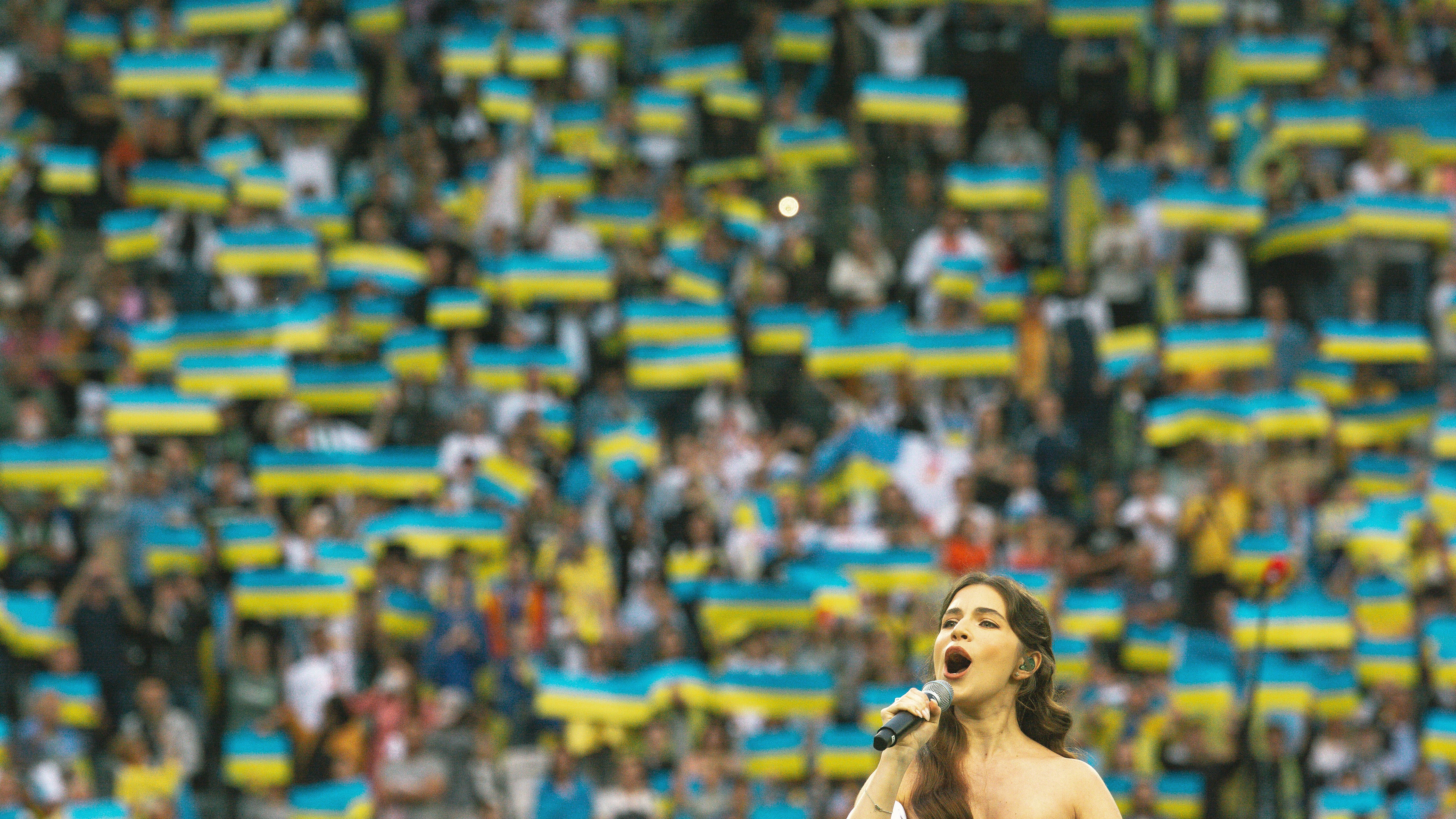 Eine Sängerin singt vor dem Freundschaftsspiel der Ukraine gegen Borussia Mönchengladbach im Mai 2022 die ukrainische Nationalhymne.