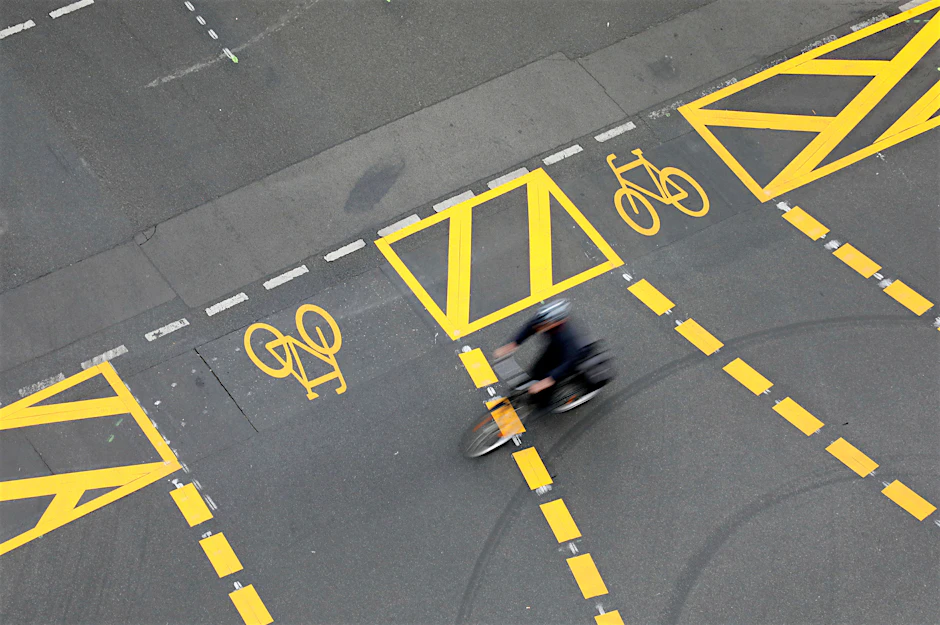 Durchgetrichene Fahrradsymbole in der Ollenhauerstraße.