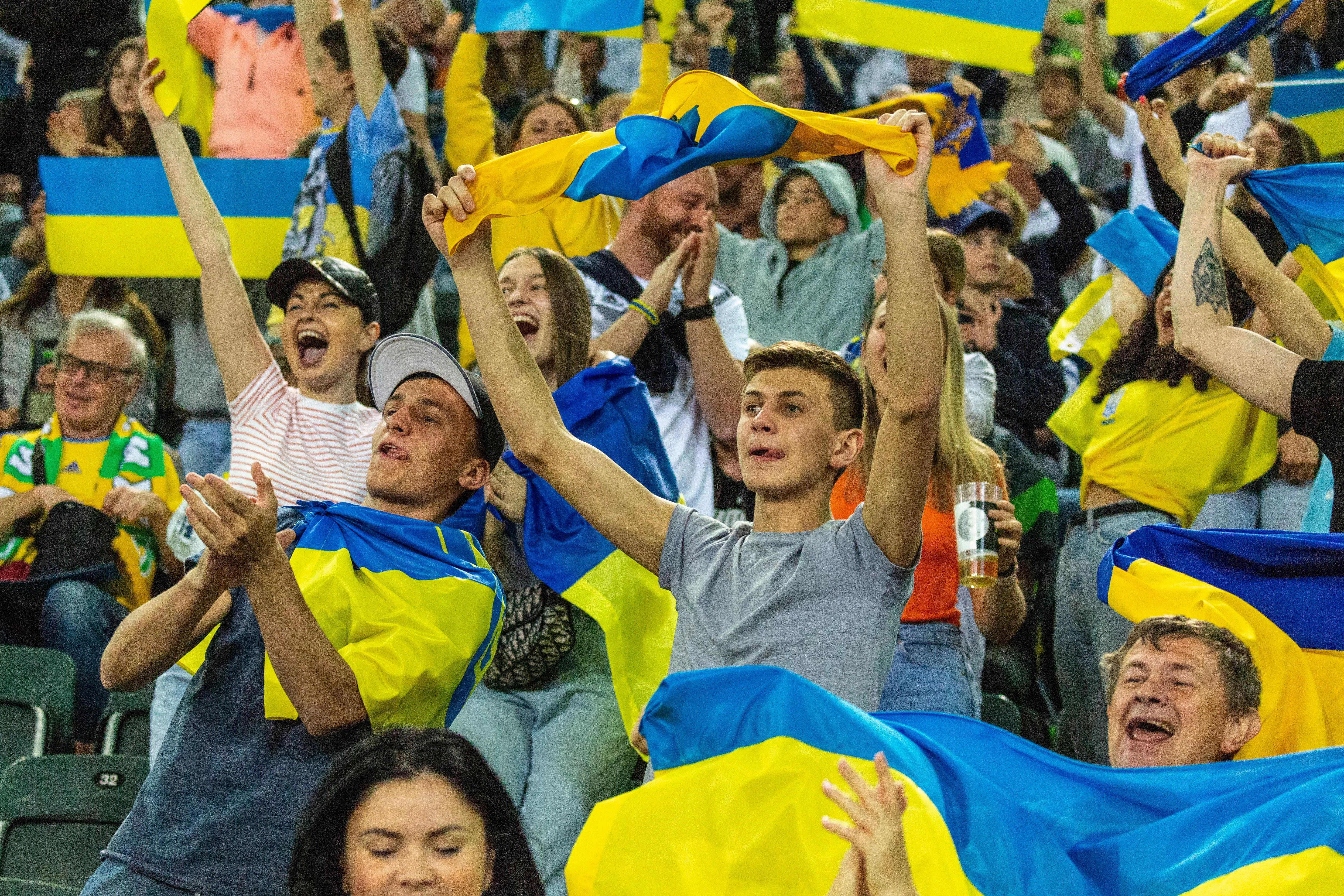Match gegen den Krieg in Nordrhein-Westfalen: Fans beim Testspiel der ukrainischen Nationalmannschaft in Mönchengladbach im Mai 2022.