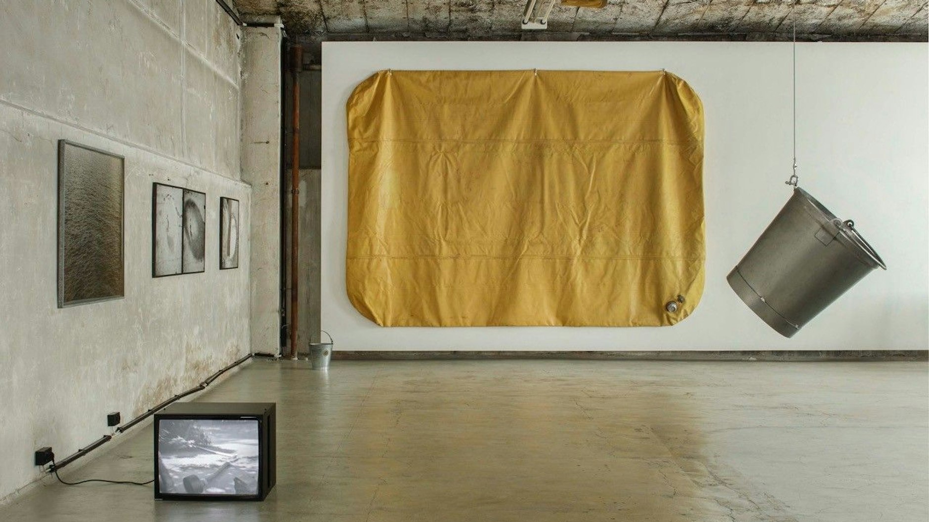 Blick in die Lichtenberger Haubrok-Halle mit Klaus Rinkes Arbeiten zum „wasserwerk“.