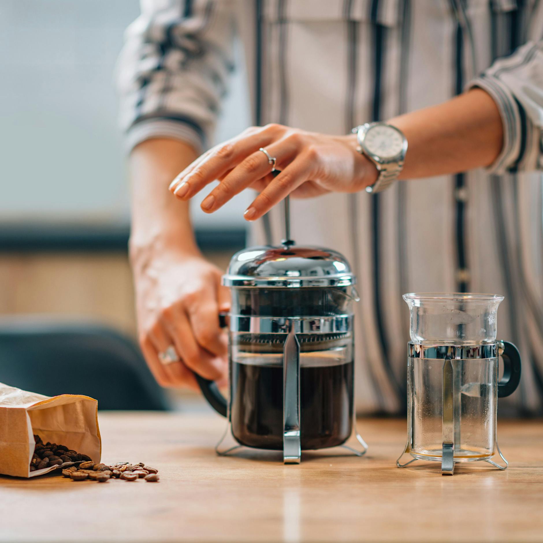 Darf man Kaffeesatz in die Spüle kippen? Ist Kaffeesatz wirklich gut als Dünger? Und für welche Pflanzen?
