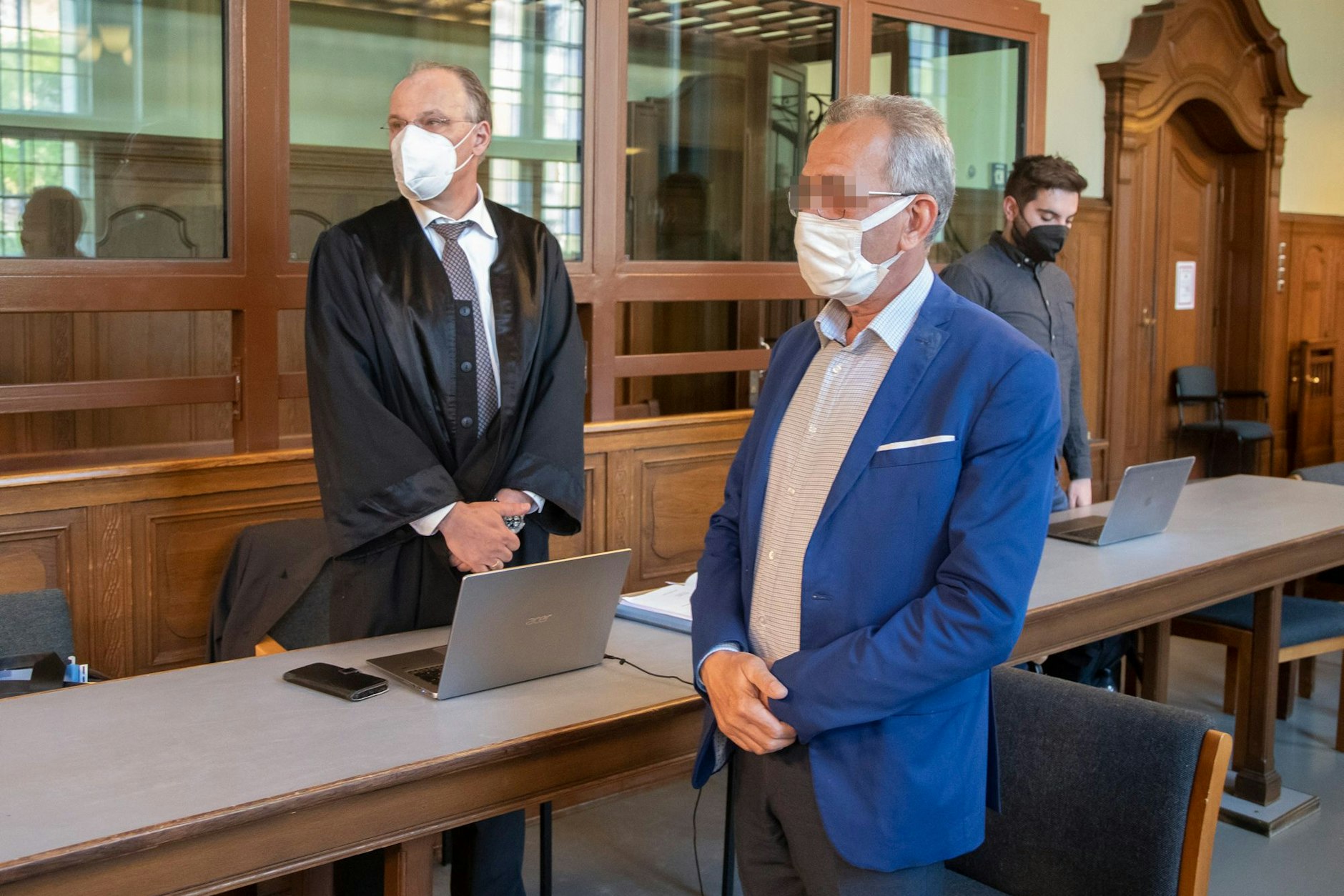 Erst acht Jahre nach der Anklage wurde Abdul E. (61, re.) jetzt verurteilt. Daneben steht sein Anwalt.