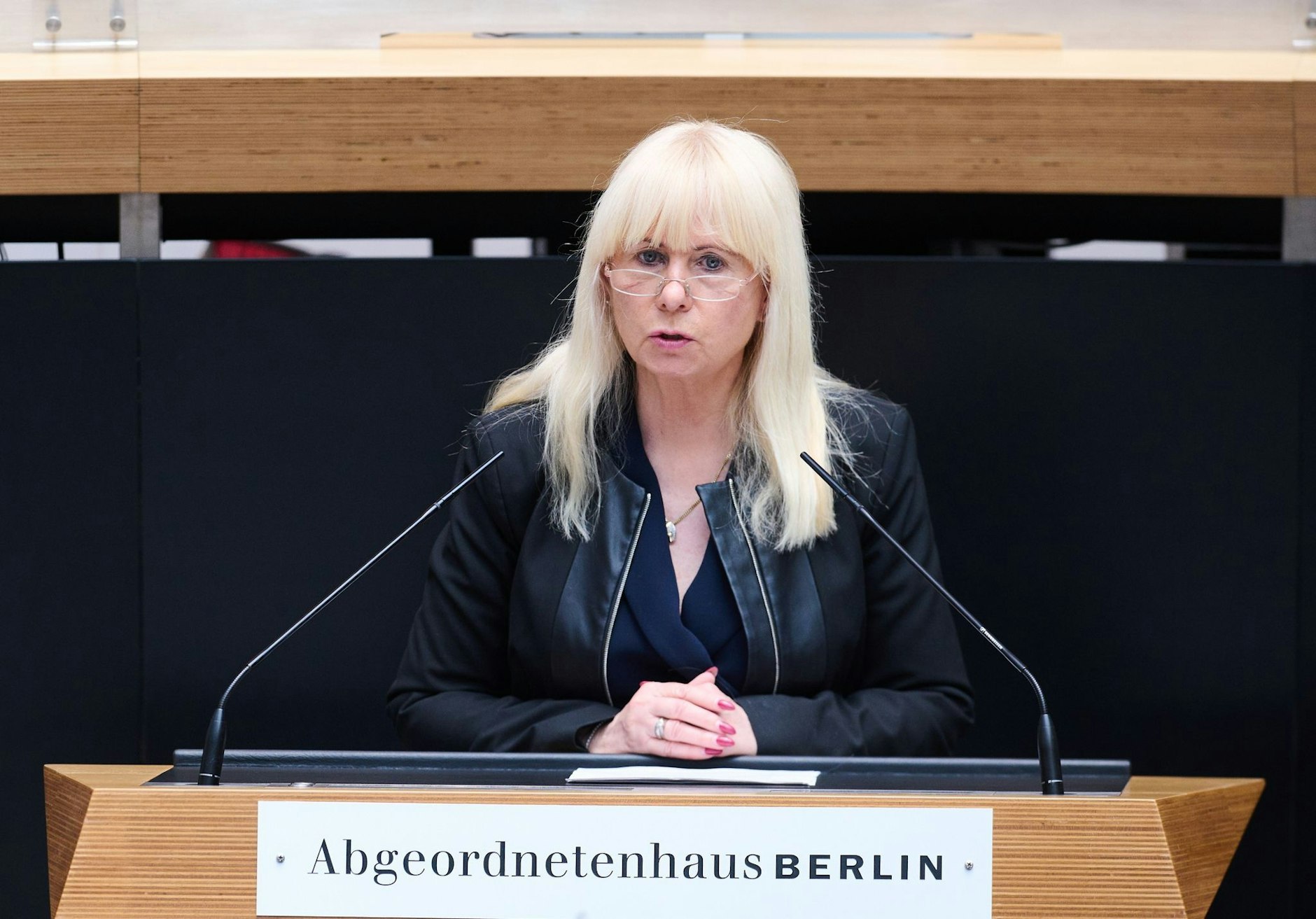 Berlins Innensenatorin Iris Spranger spricht in der Plenarsitzung im Berliner Abgeordnetenhaus.  