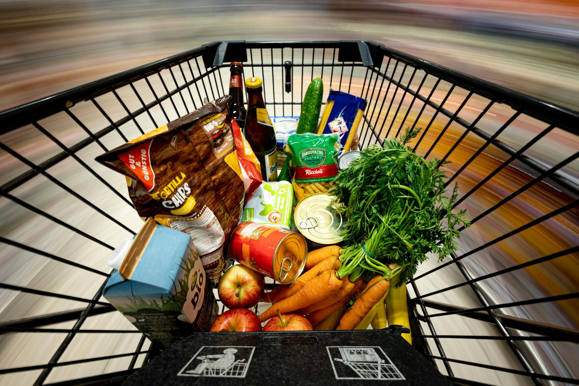 Ein Einkauf liegt in einem Einkaufswagen in einem Berliner Supermarkt. Die Waren werden immer teurer. Rekord-Inflation!