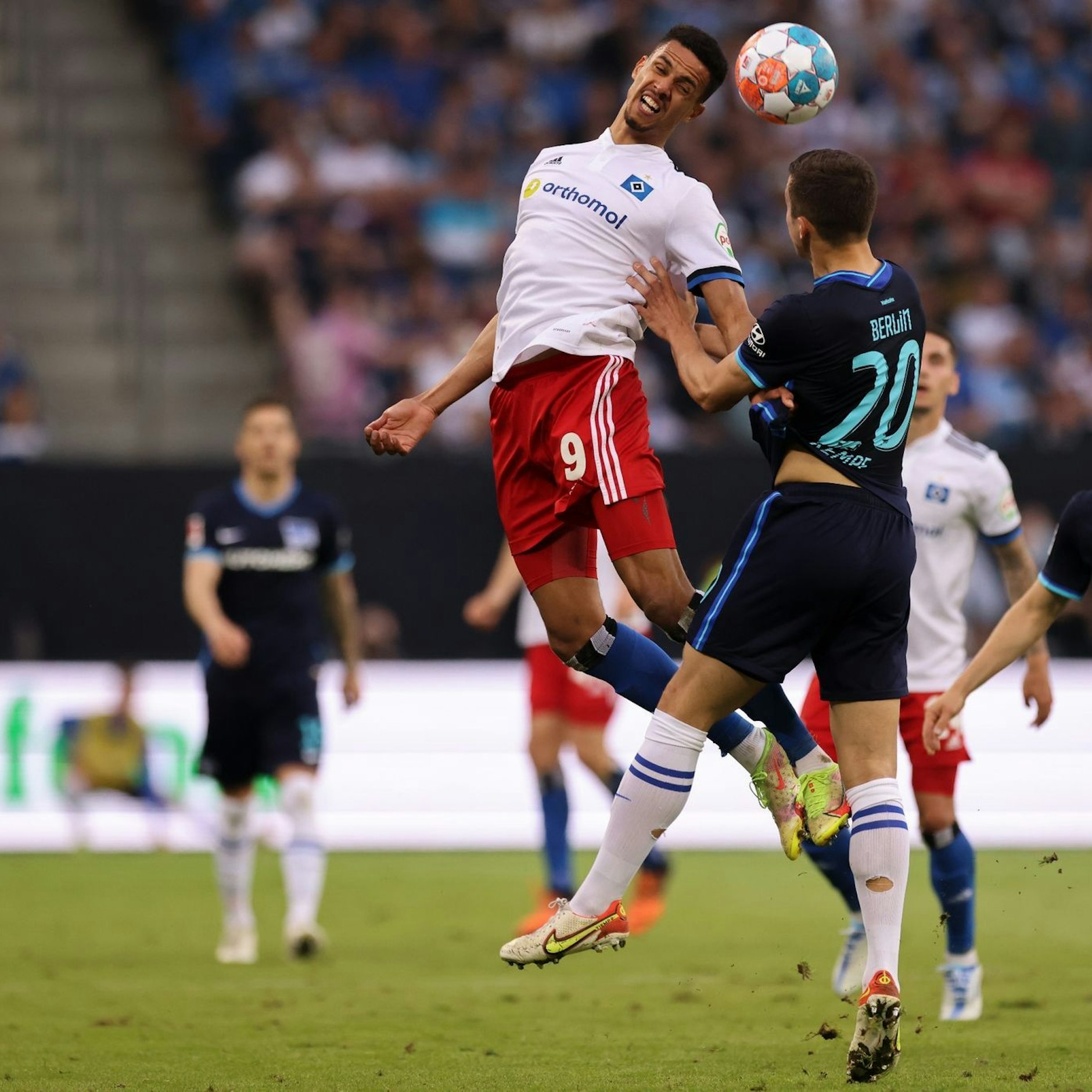 Bei diesem Kopfballduell hat Hamburgs Robert Glatzel (M.) die Nase vorn. Doch insgesamt zog der HSV den Kürzeren gegen Hertha.