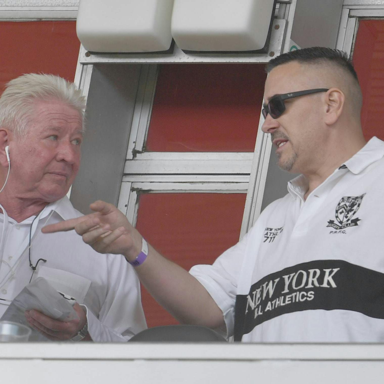 BFC-Präsident Norbert Uhlig und Peter Meyer (r.) haben es geschafft – sie haben die benötigte Kohle für die Dynamos aufgetrieben.