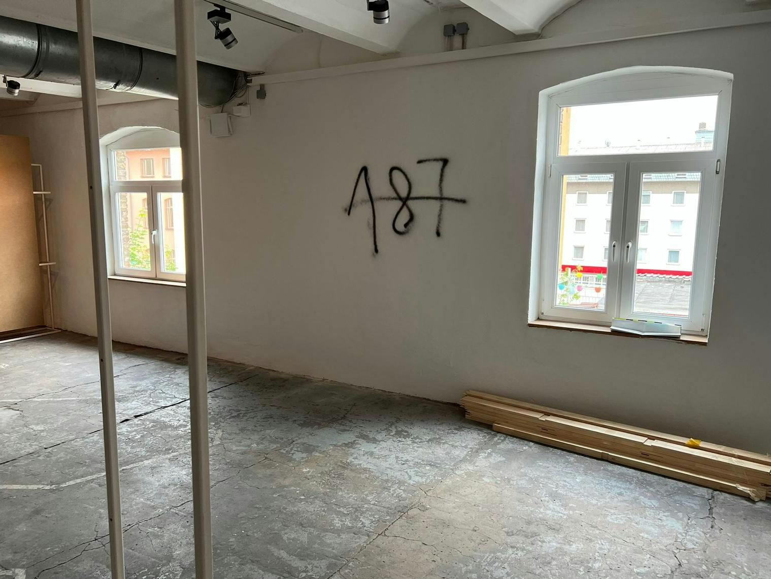 Ausstellungsraum des palästinensischen Kunst-Kollektivs „The Question of Funding“ nach dem Vandalismus-Fall vom Wochenende. „187“ wird im US-Kontext als eine Morddrohung verstanden.