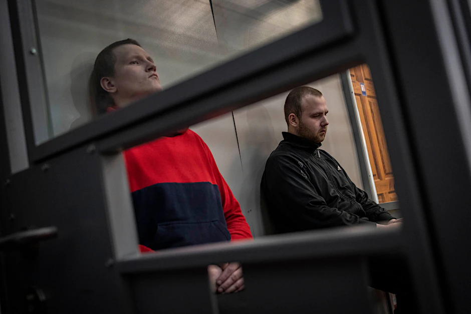 Die russischen Soldaten Alexander Alexeevich Ivanov (rechts) und Alexander Vladimirovich Bobykin nehmen an ihrer Gerichtsverhandlung in Kotelva im Nordosten der Ukraine teil.