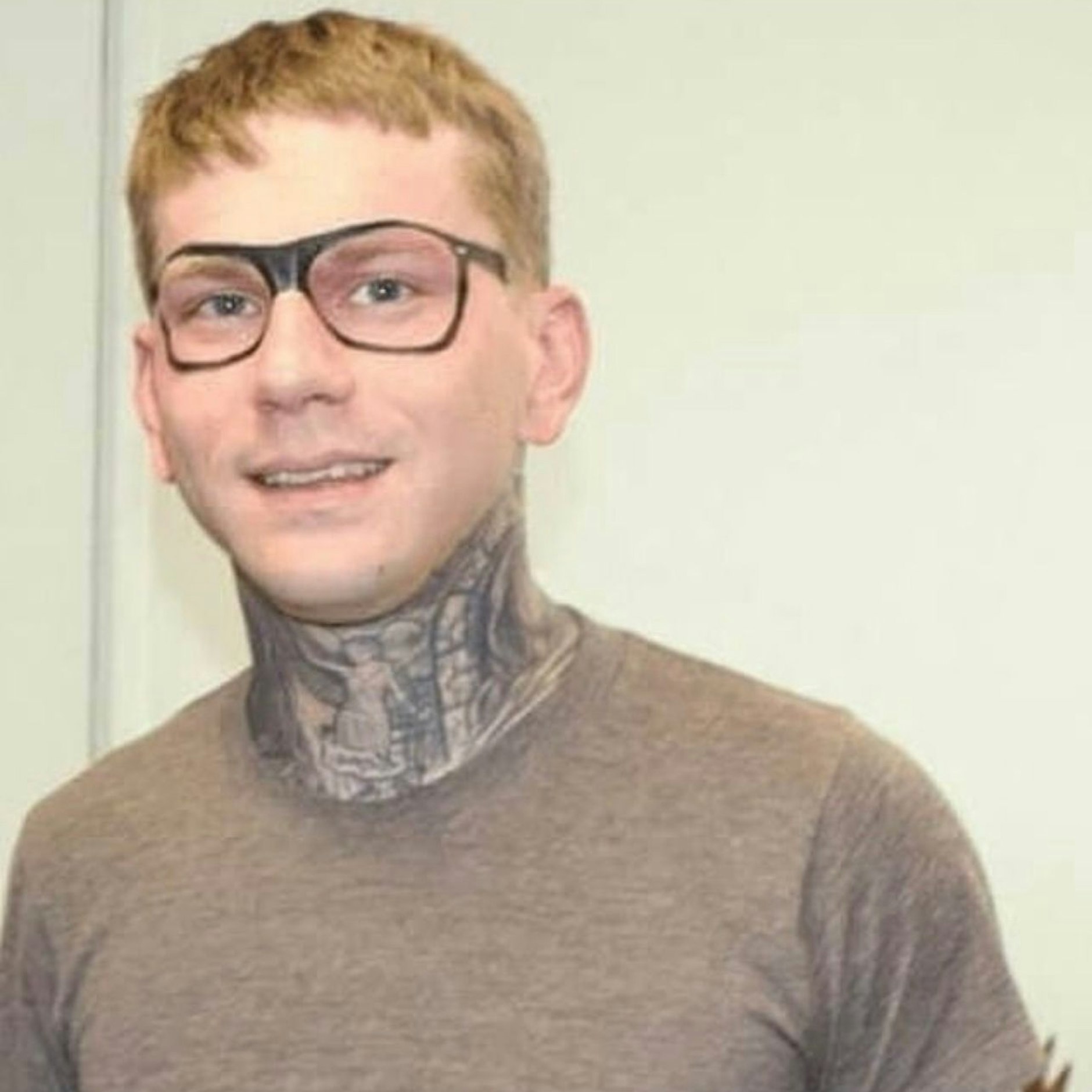Mit der Tattoo-Brille hat dieser Typ absolut keinen Durchblick.