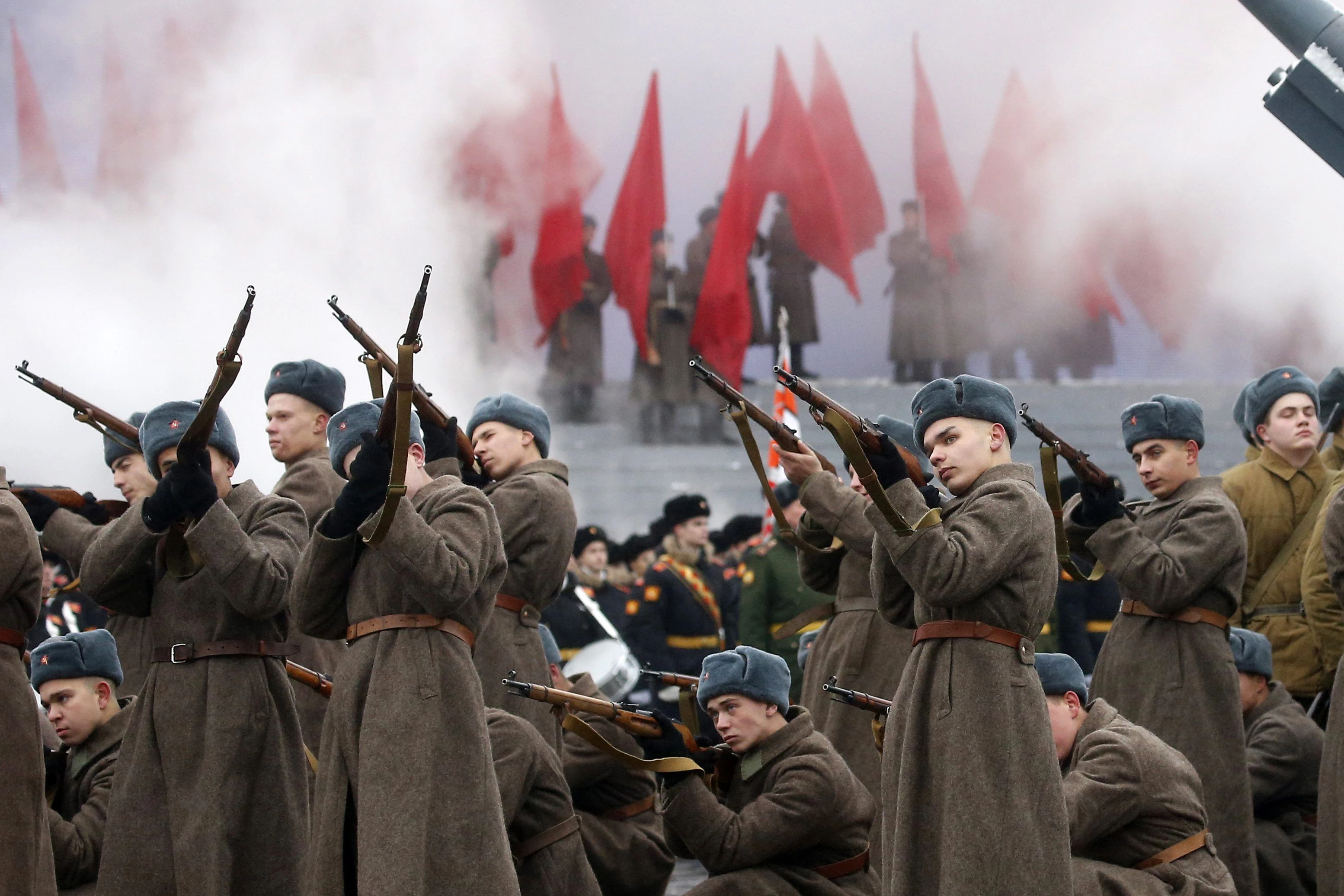 Historischen Uniformen bei einer Militärparade: In Russland wurde eine eigene Interpretation des Zweiten Weltkrieges geschaffen.