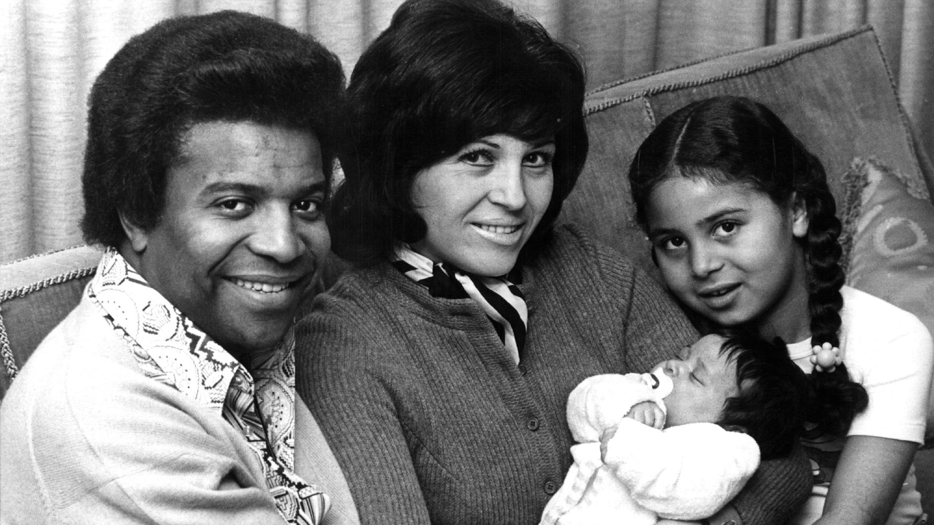 1971 in München: Roberto Blanco, seine damalige Schweizer Ehefrau Mireille und die sechsjährige Tochter Mercedes stellen den Familienzuwachs vor, die kleine Patricia.