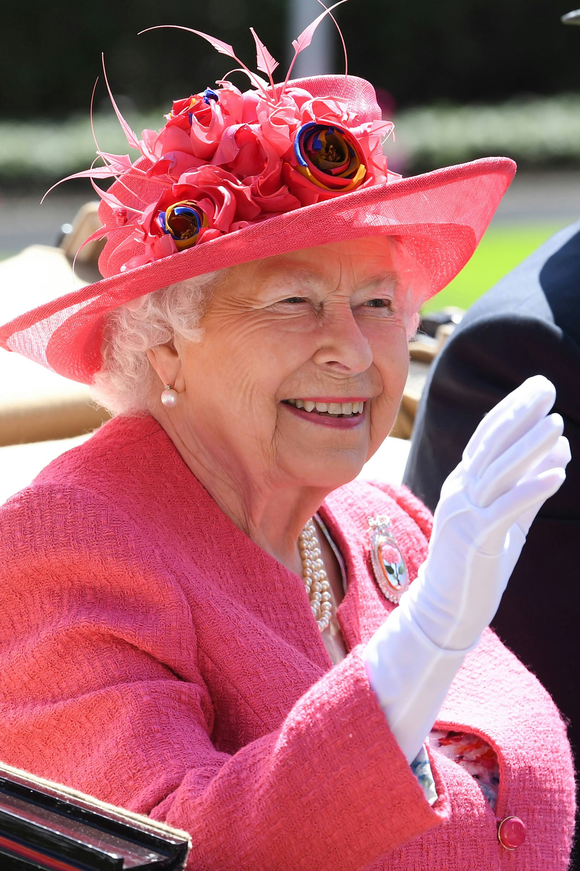 So winkt’s sich gleich doppelt schön: Die Handschuhe werden maßgefertigt.