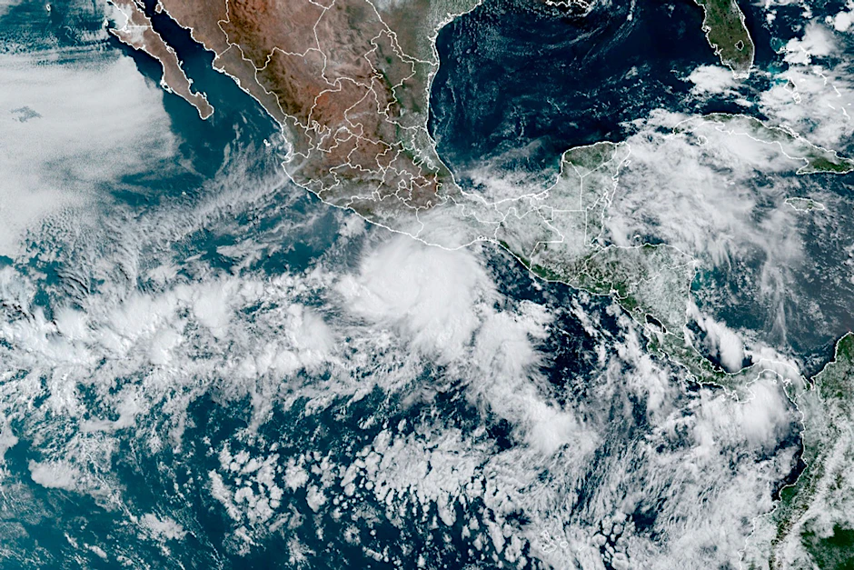 HANDOUT - Dieses von der NOAA zur Verfügung gestellte Satellitenbild zeigt den Hurrikan «Agatha» (M) vor der Pazifikküste Mexikos.   - ACHTUNG: Nur zur redaktionellen Verwendung und nur mit vollständiger Nennung des vorstehenden Credits