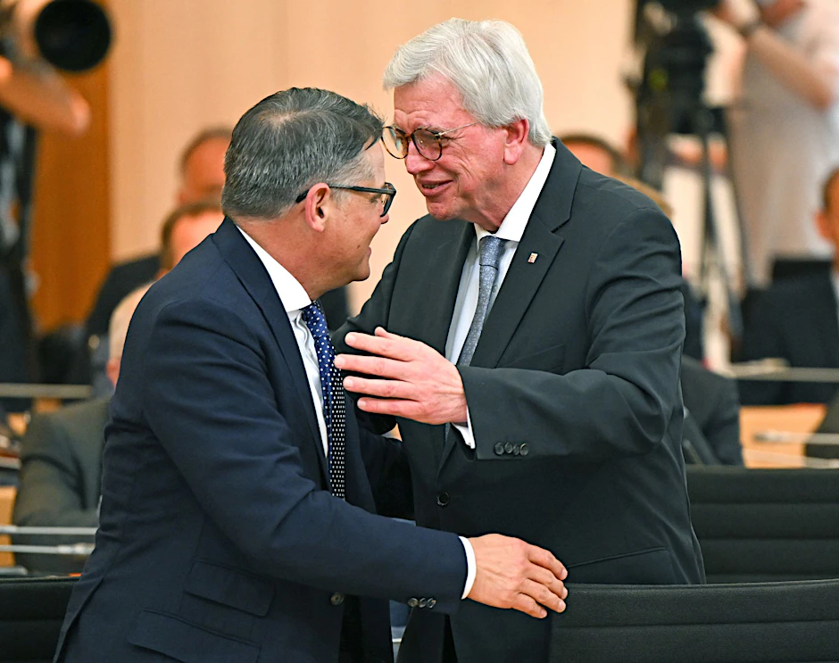 Neuer und alter Regierungschef: Boris Rhein (l) nimmt im Plenarsaal des hessischen Landtags die Glückwünsche seines Amtsvorgängers Volker Bouffier entgegen.  