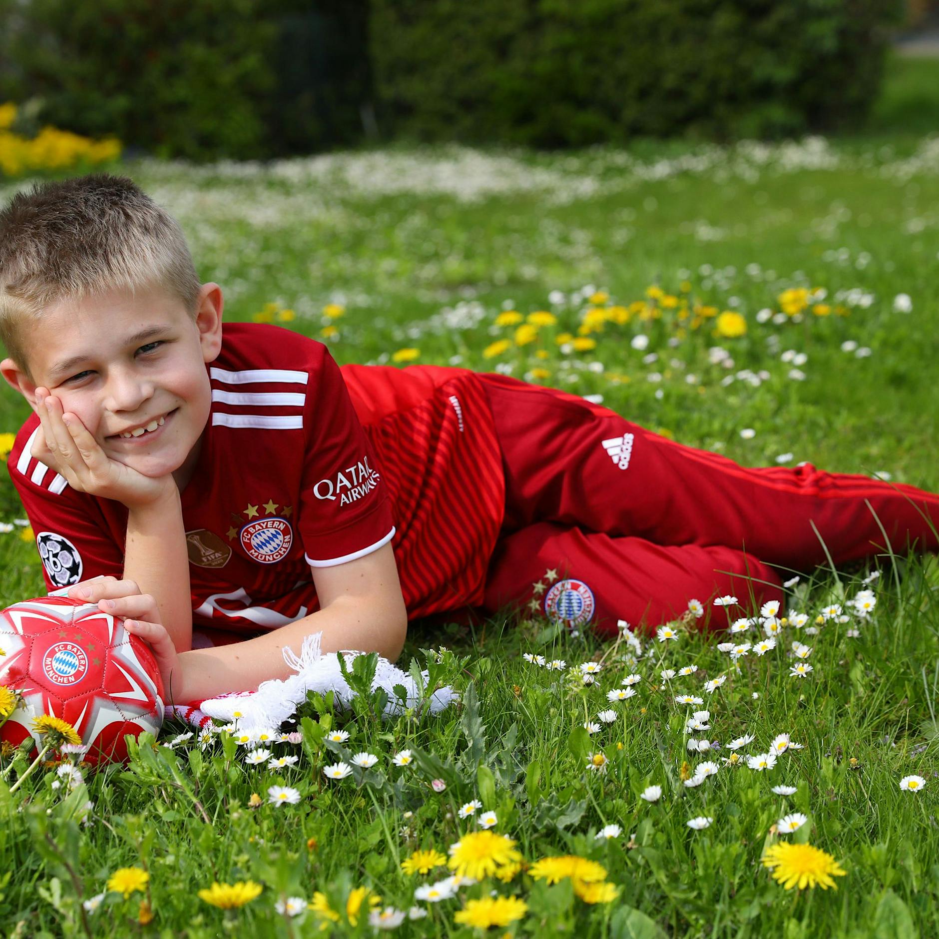 Wie Robben und Müller ihm das Leben retteten: Heute kann der kleine Moses (11) wieder Fußball spielen
