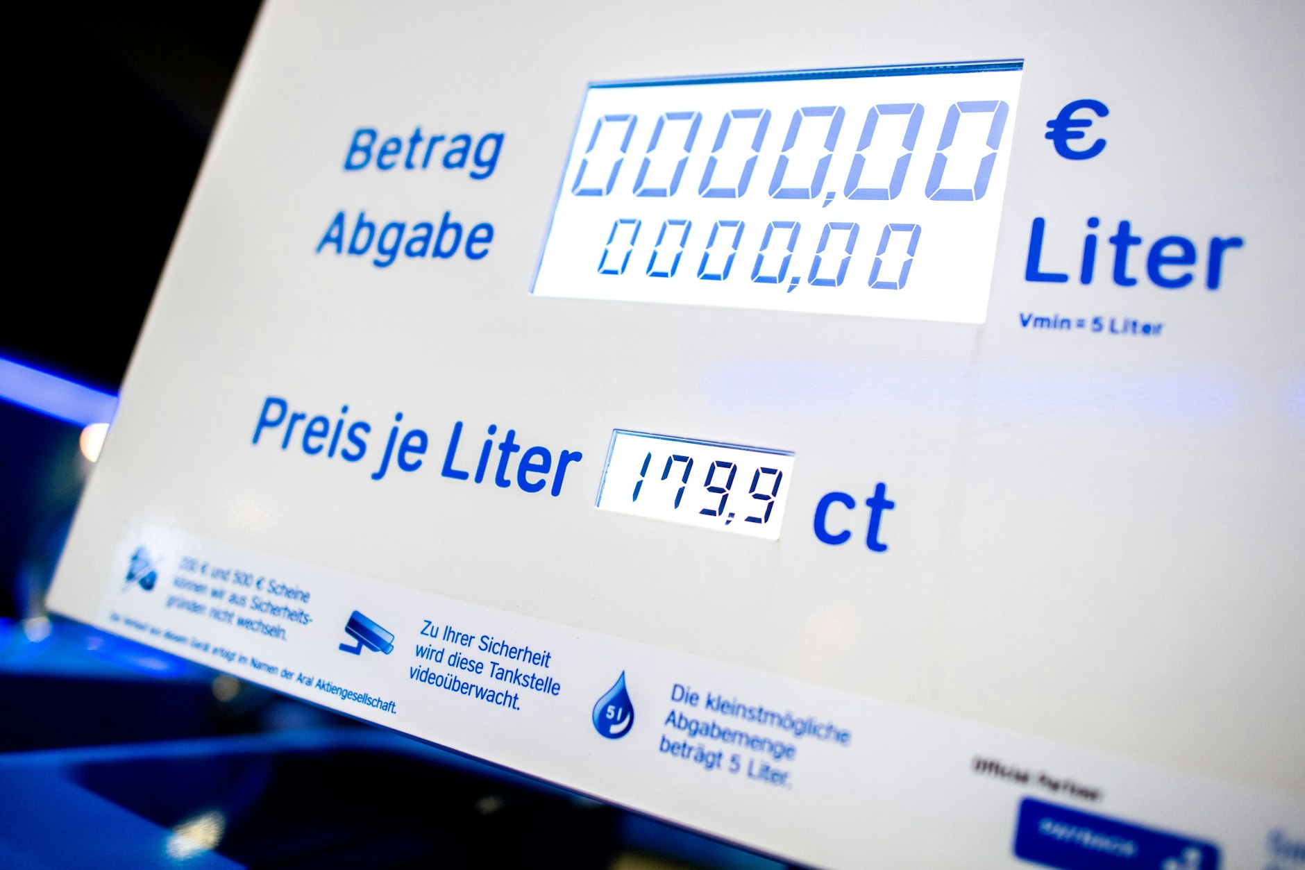 Der Preis von Preis von 1,799 Euro je Liter Super E10 wird kurz nach Mitternacht an der Tanksäule angezeigt.