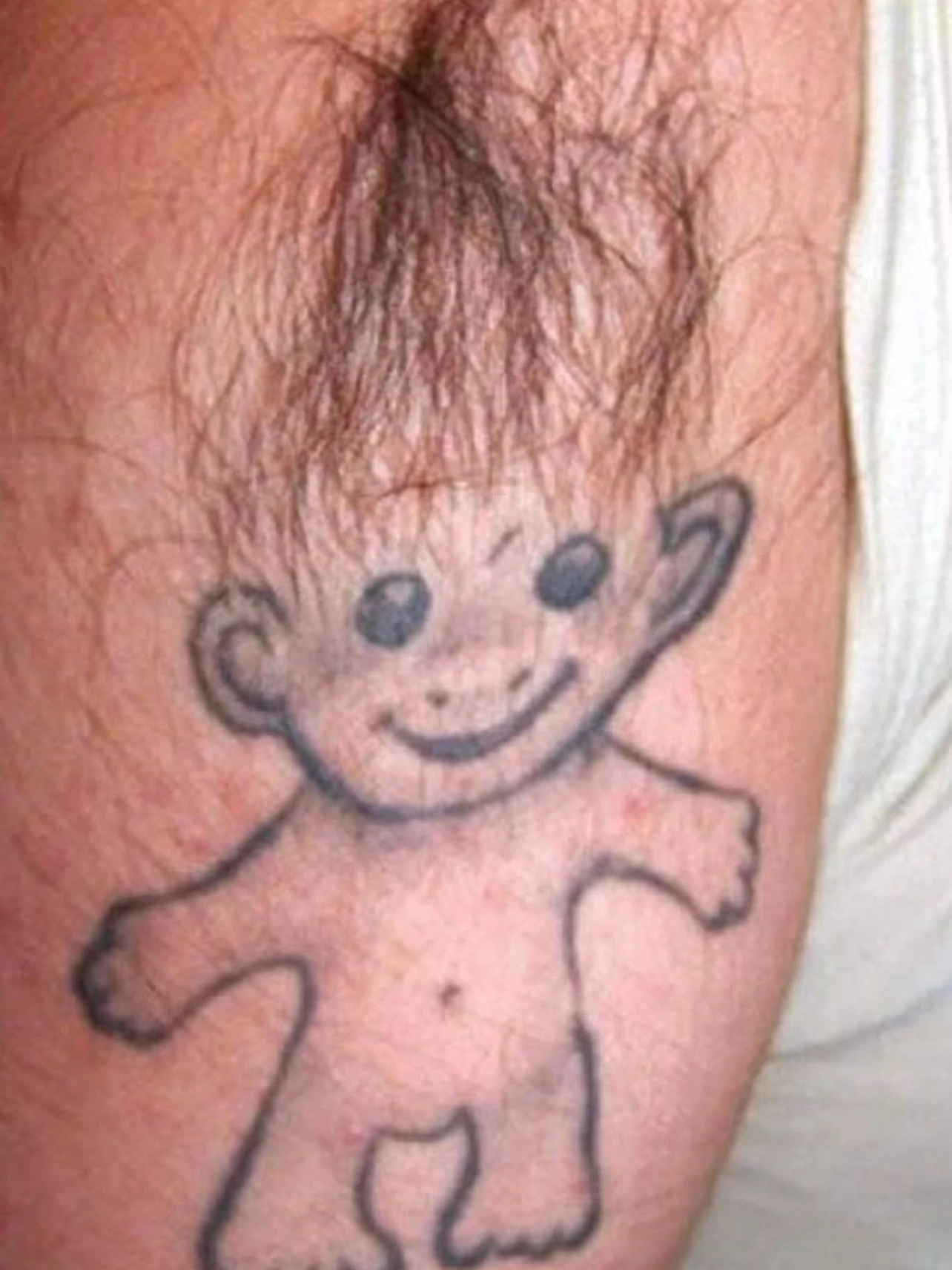 Starke Körperbehaarung mit einem Troll-Tattoo...