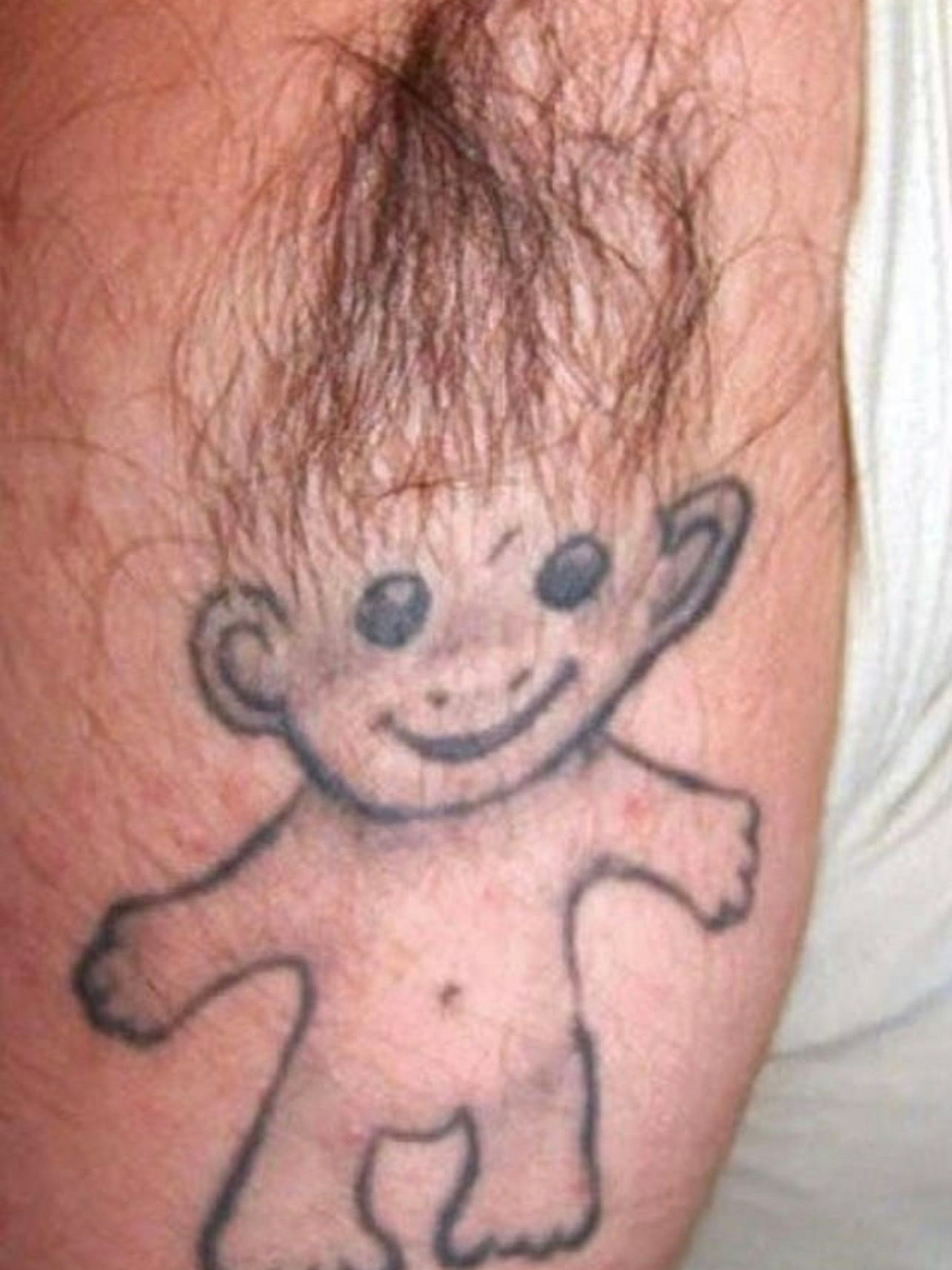 Starke Körperbehaarung mit einem Troll-Tattoo...