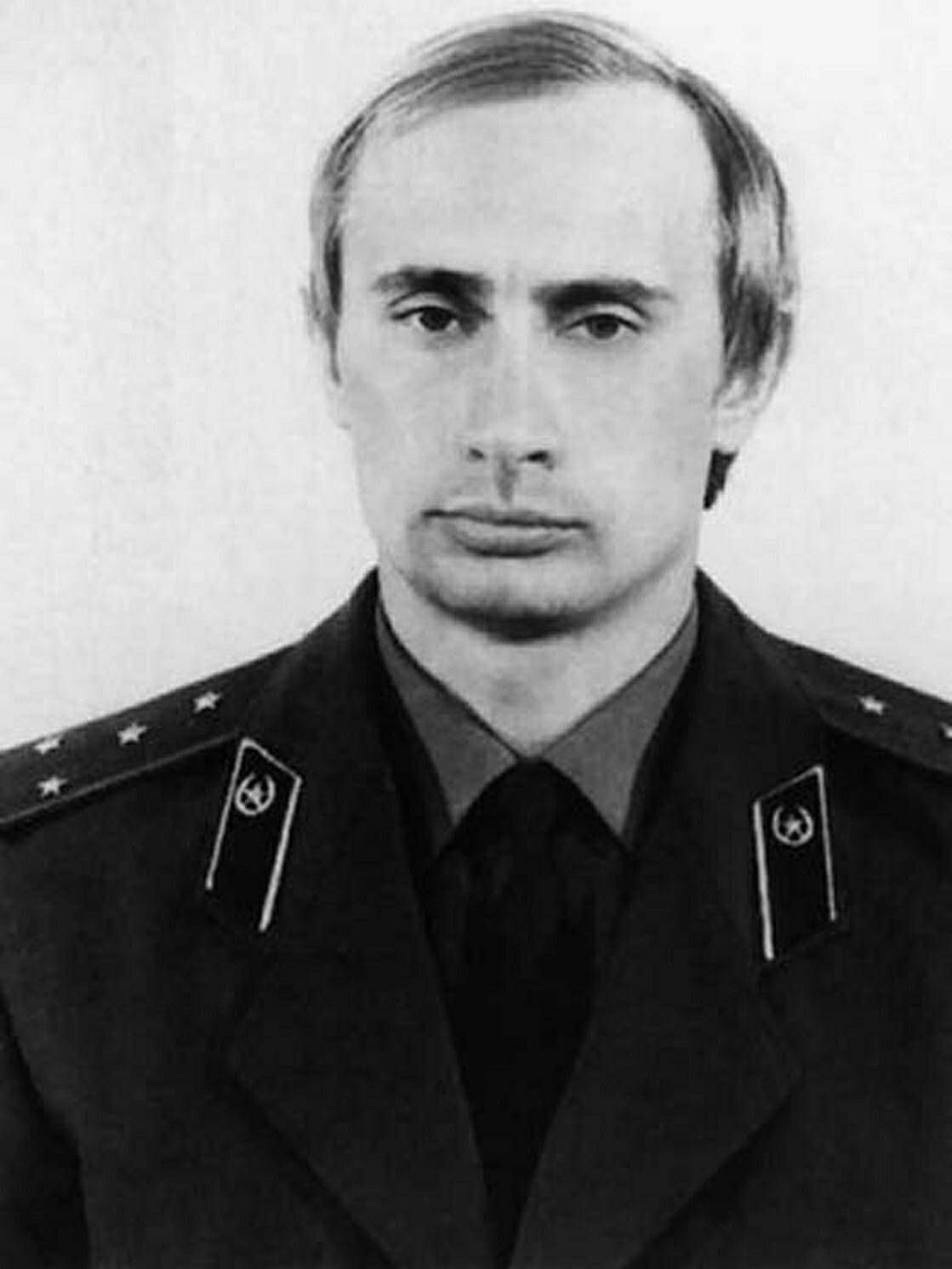 Wladimir Putin in einer KGB-Uniform, 1980.