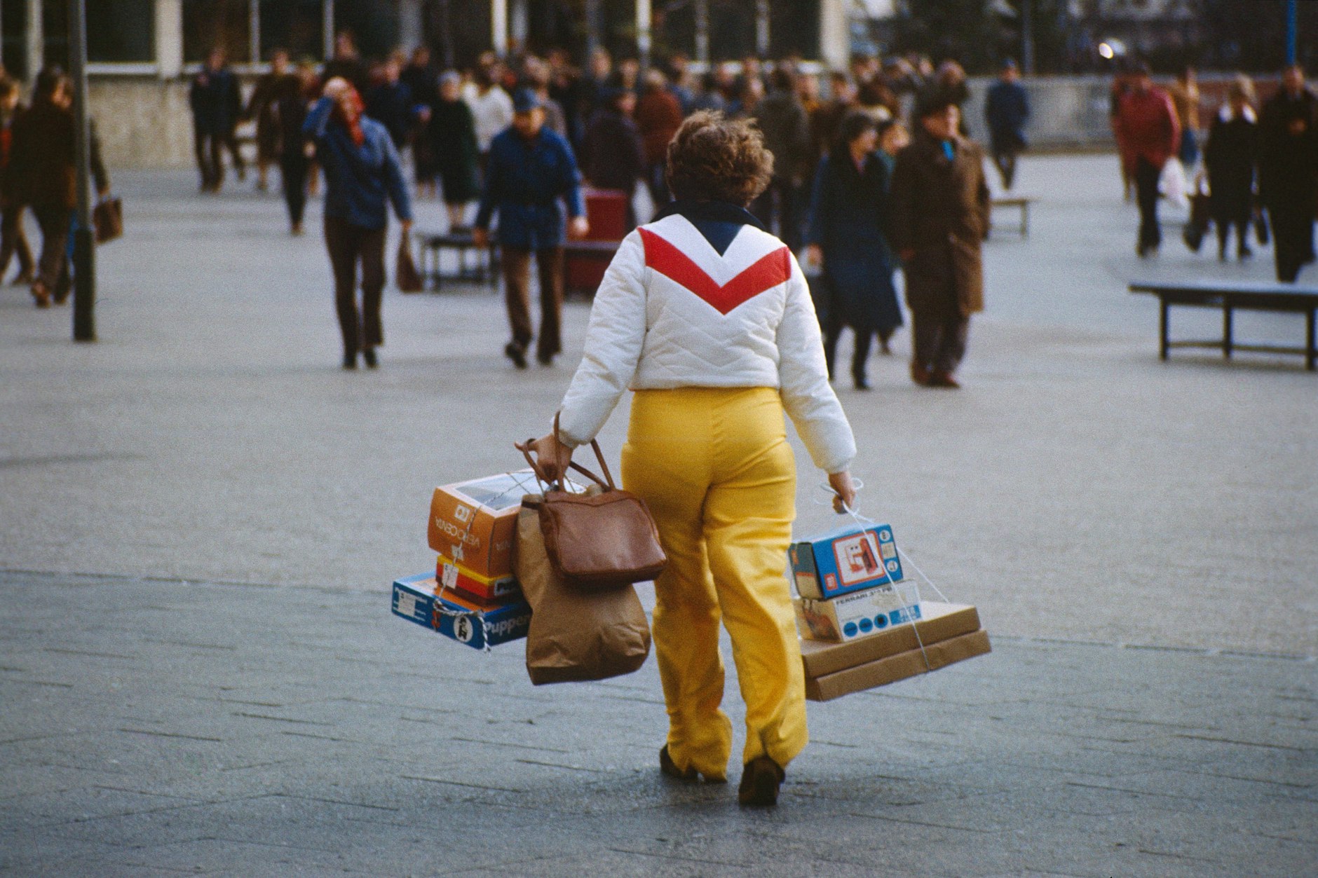 Früher war alles besser? Auch zu DDR-Zeiten hetzten sich die Frauen schon ab, um den Alltag zu bewältigen.