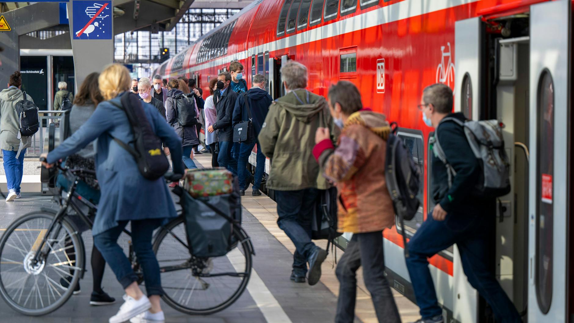 Einsteigen bitte: Ein Regionalexpress der Deutschen Bahn hält am Mittwoch im Bahnhof Zoo.