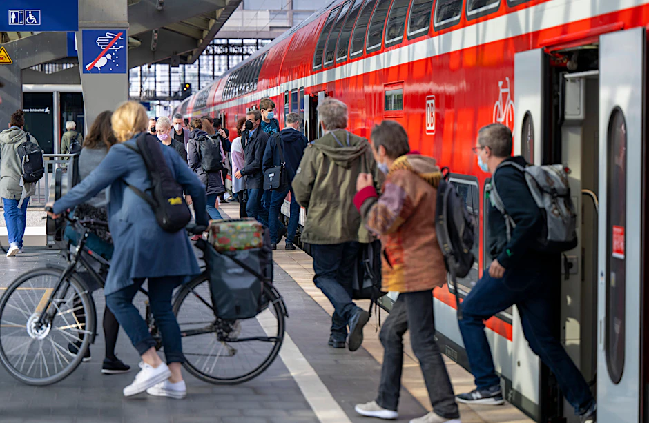 Einsteigen bitte: Ein Regionalexpress der Deutschen Bahn hält am Mittwoch im Bahnhof Zoo.