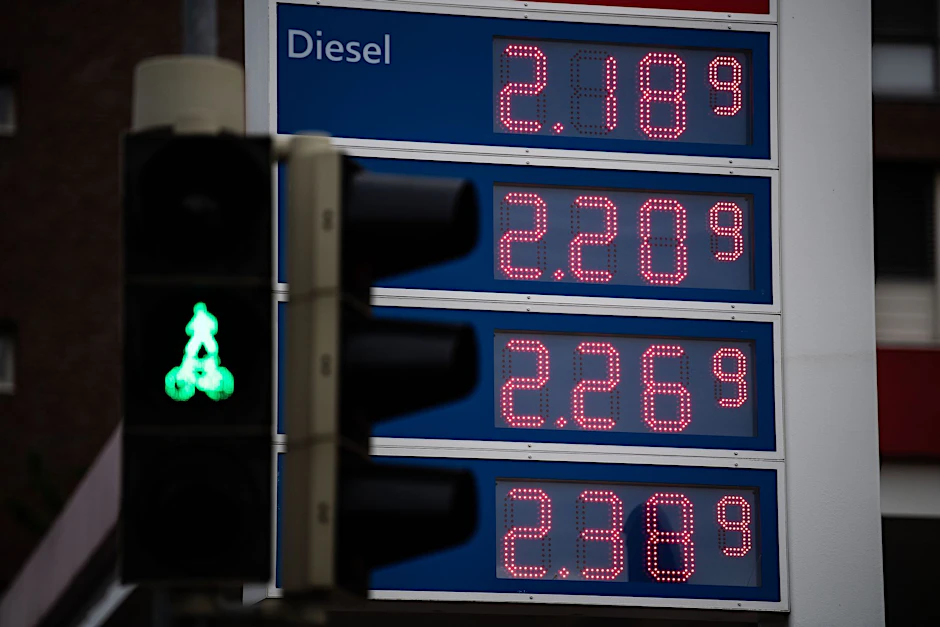 Für drei Monate soll ab morgen ein Tankrabatt gelten. Die Preise sind vorher kräftig gestiegen.  