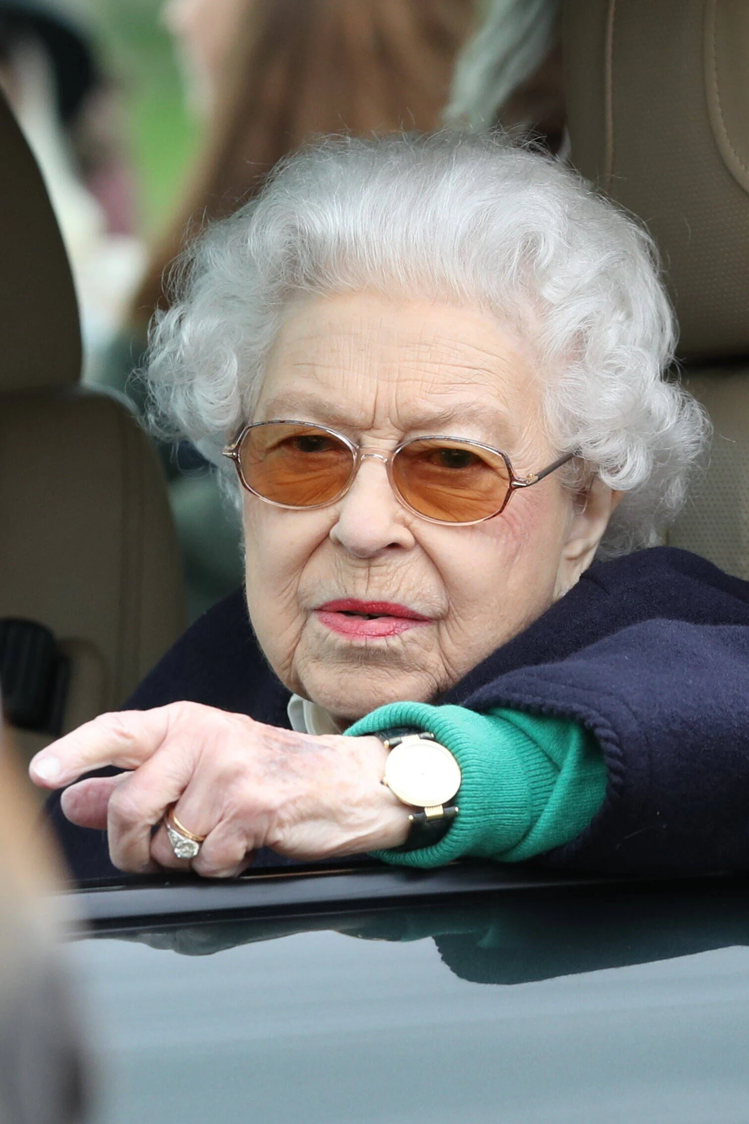 Zeigefreudig: Ihre Majestät hat stets gut manikürte Hände.