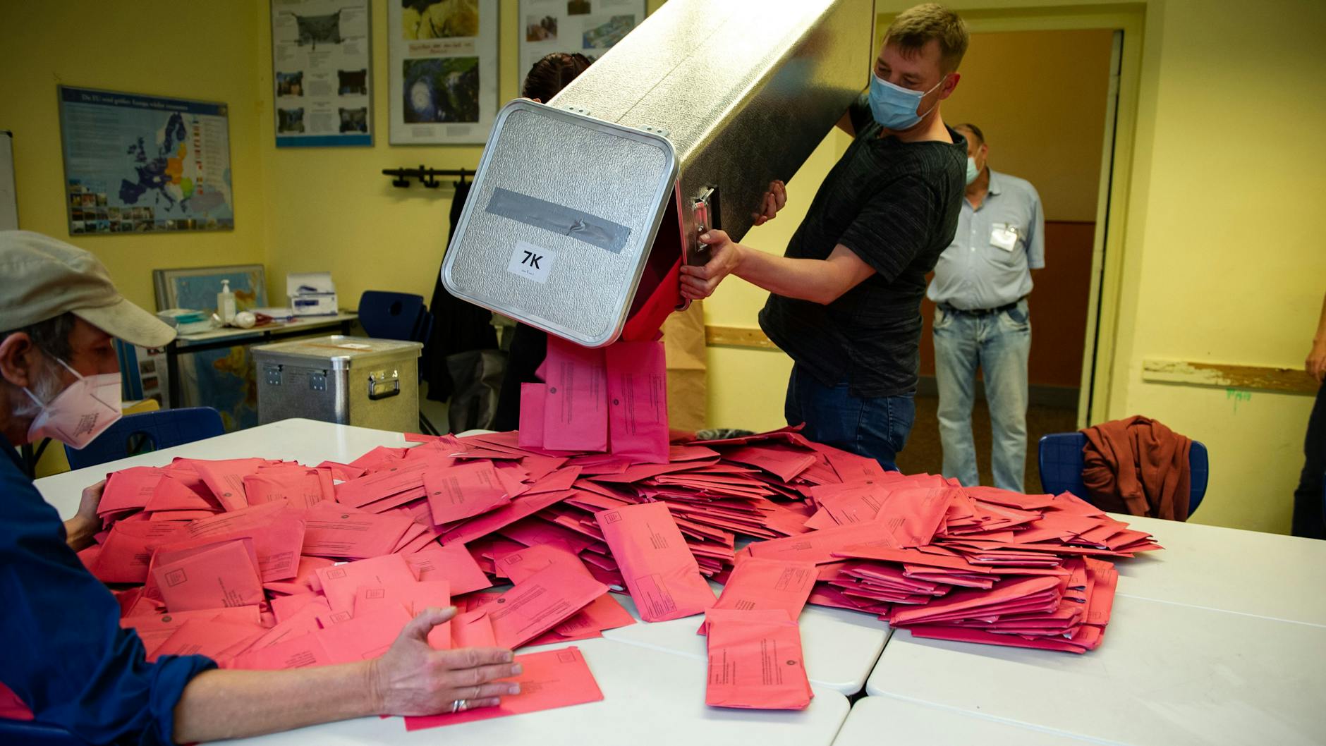Auszählung der Briefwahlzettel im Käthe-Kollwitz-Gymnasium in Berlin.