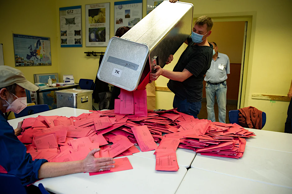 Auszählung der Briefwahlzettel im Käthe-Kollwitz-Gymnasium in Berlin.