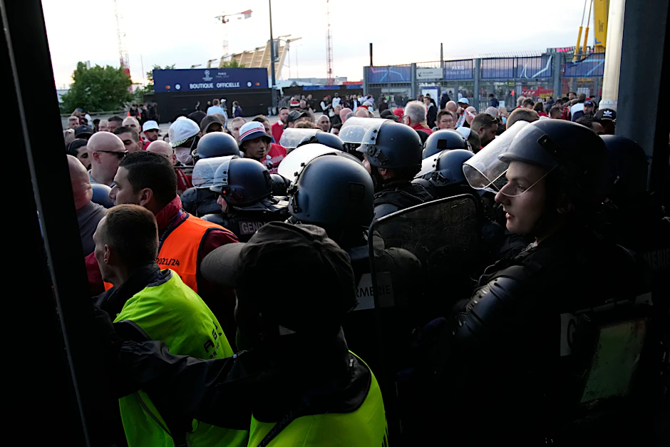 Polizisten bewachen das Stade de France vor dem Champions-League-Finale.