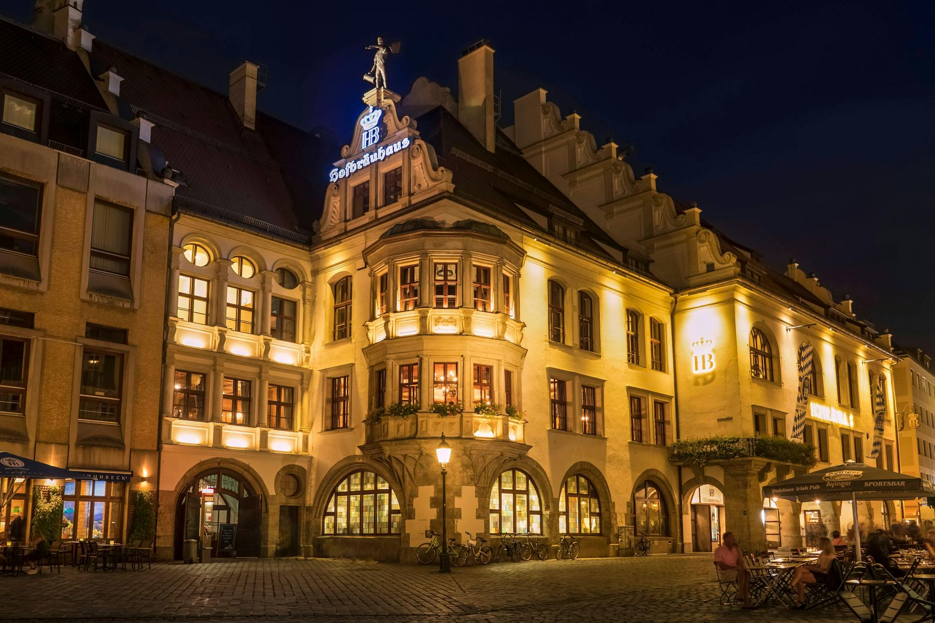 Nach langer Reise eine Rast im Hofbräuhaus München.