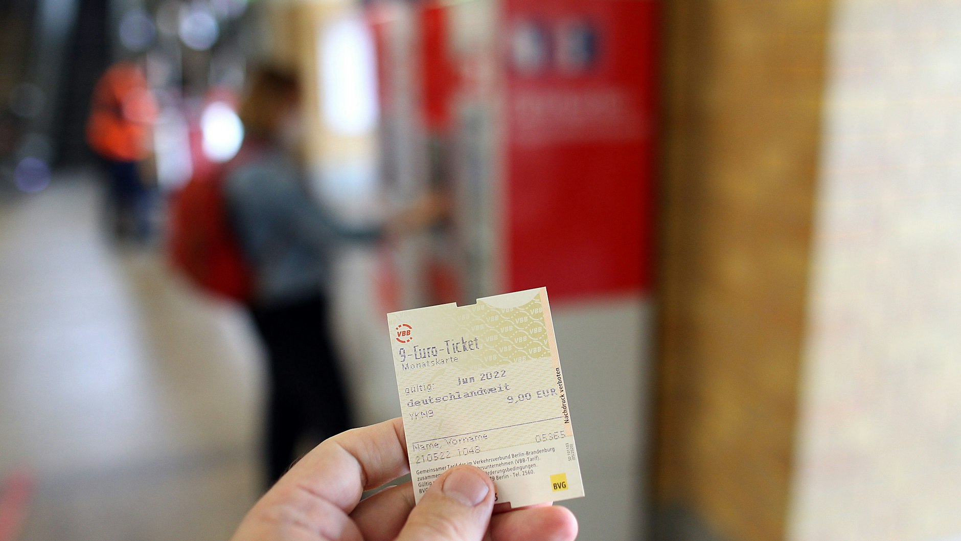 Das Ticket für den Juni kostet neun Euro und ist im gesamten deutschen Nahverkehr gültig.